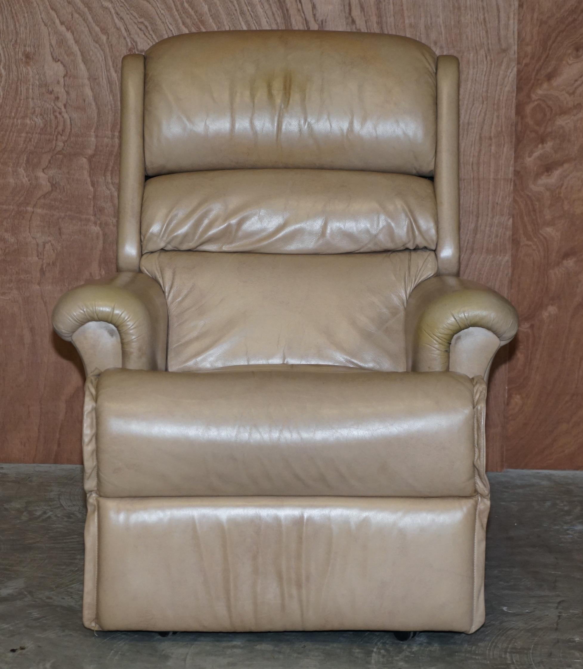 Comfortable Pair of Sherborne Nevada Reclining Armchairs in Leather For Sale 7