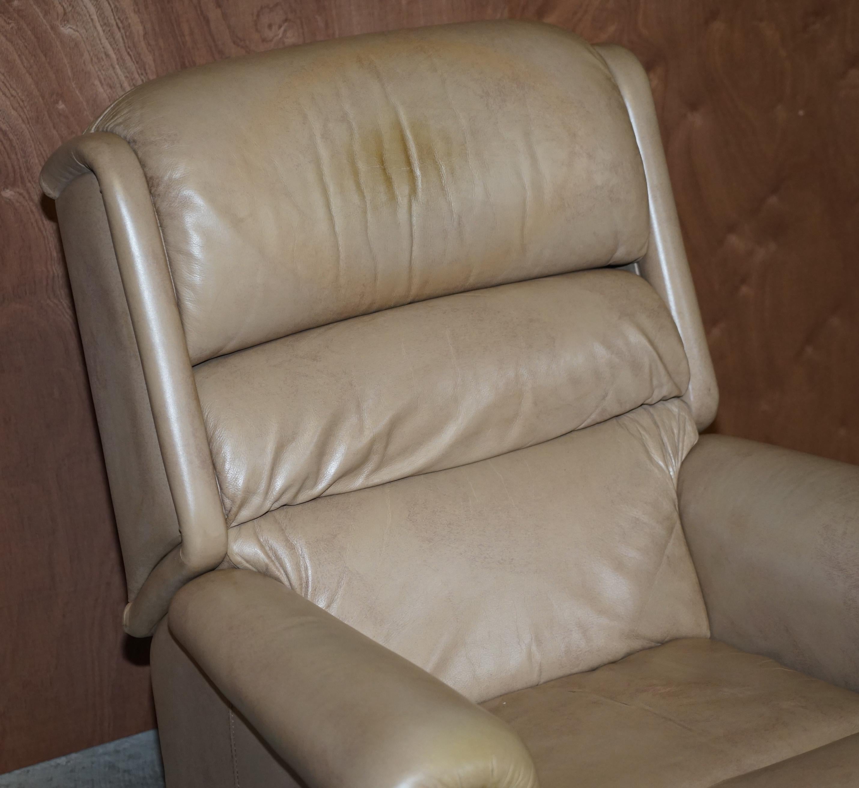 Paire confortable de fauteuils inclinables en cuir Sherborne Nevada en vente 10