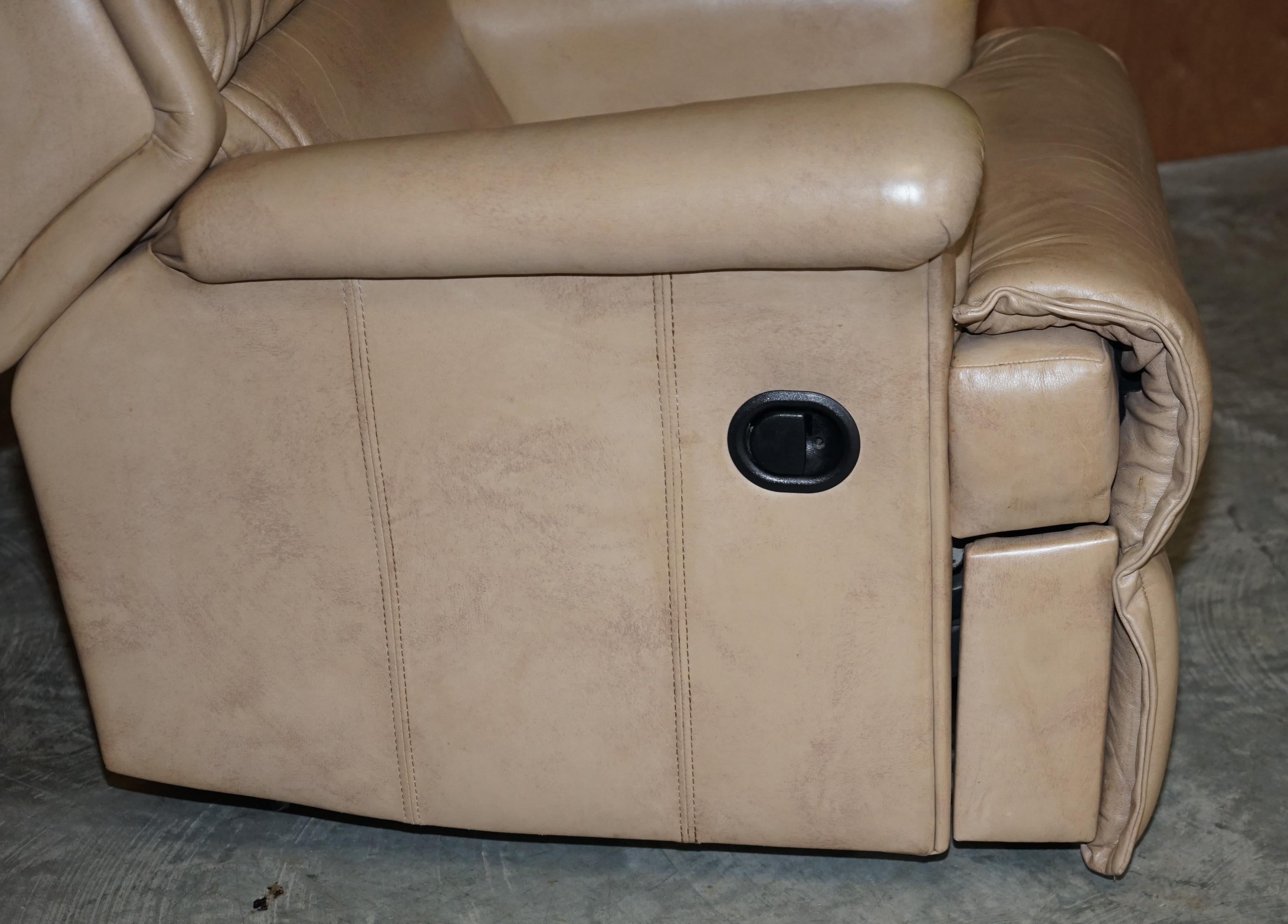 Paire confortable de fauteuils inclinables en cuir Sherborne Nevada en vente 12