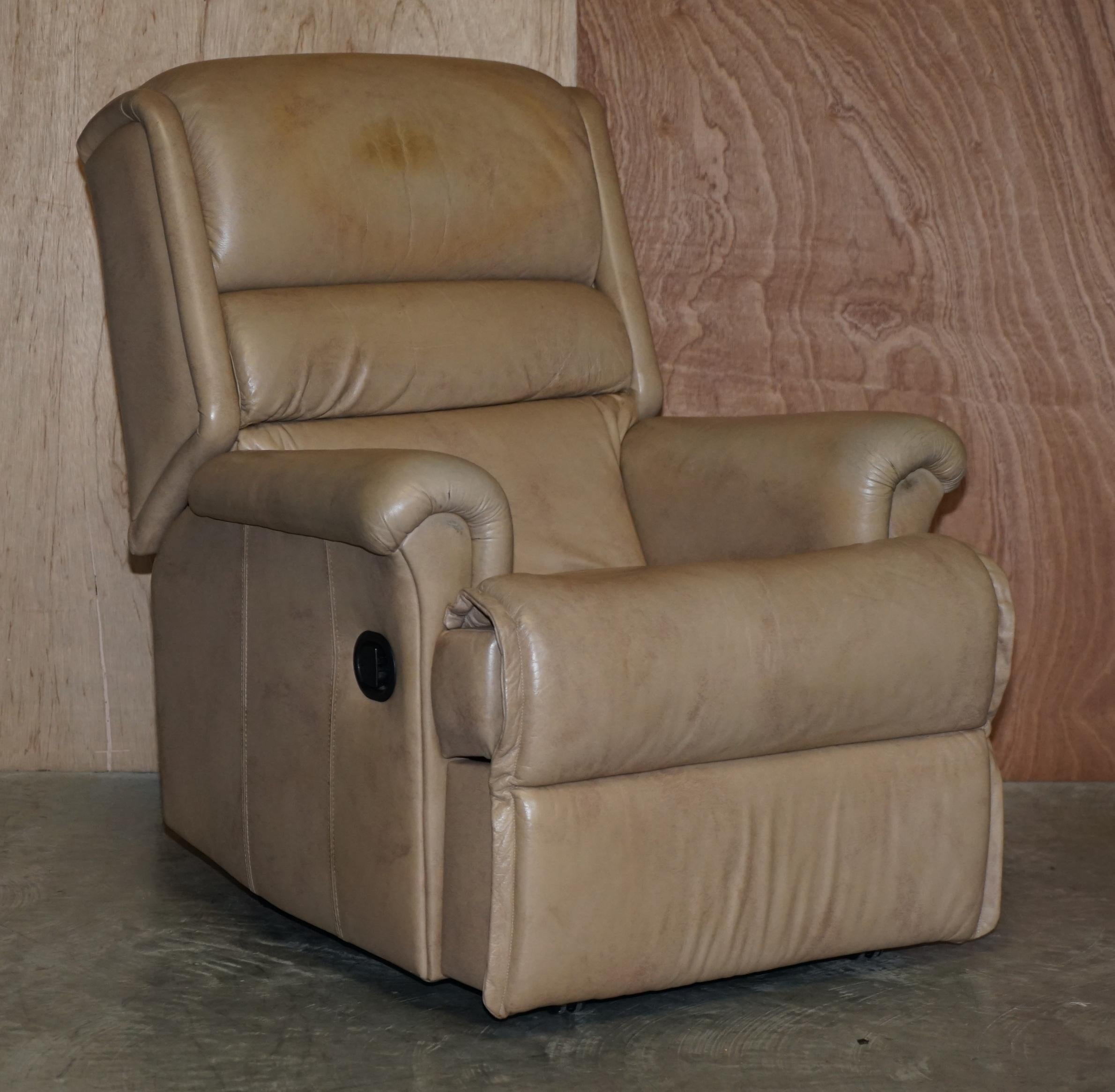 Mid-Century Modern Paire confortable de fauteuils inclinables en cuir Sherborne Nevada en vente