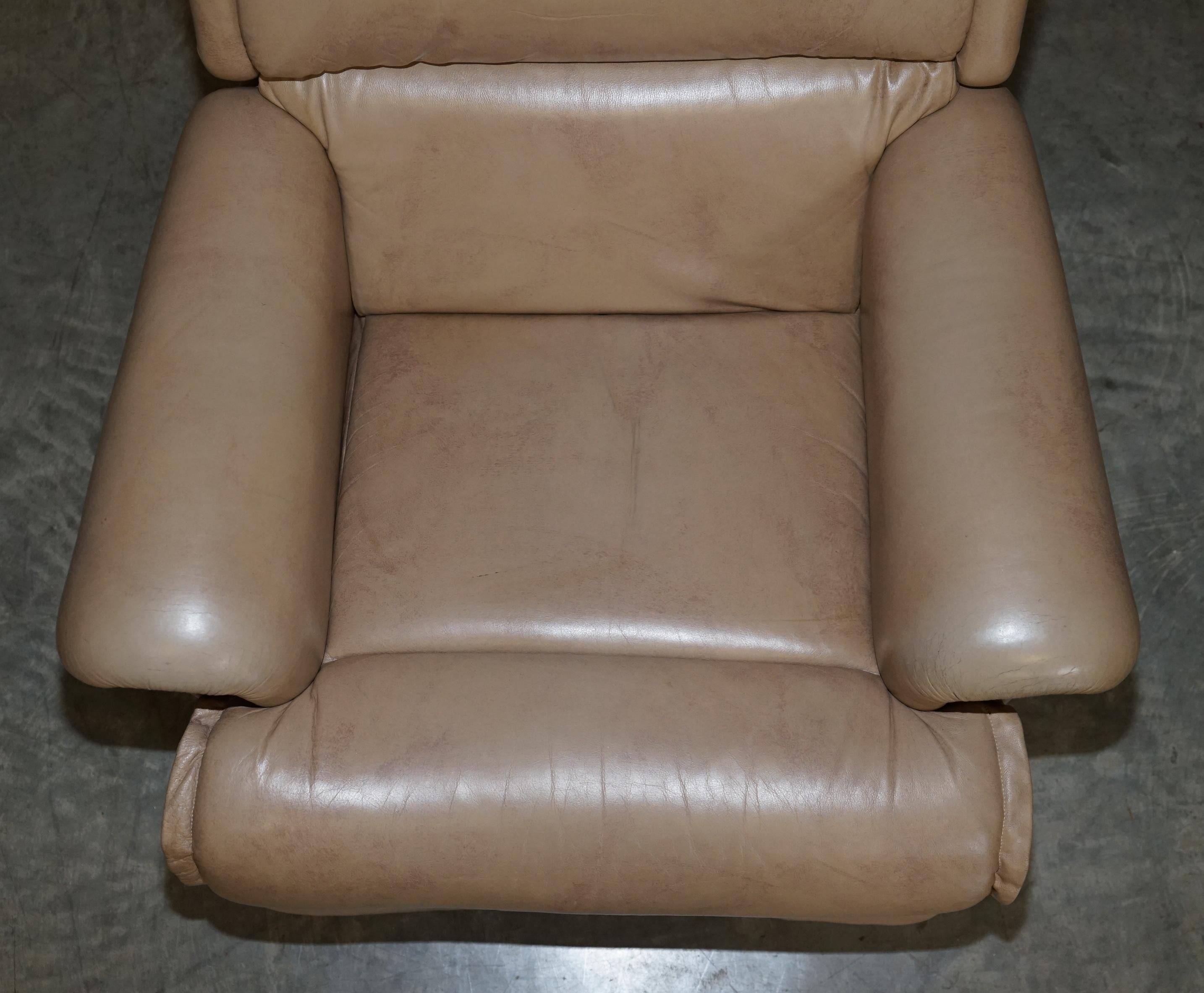 Mid-Century Modern Comfortable Pair of Sherborne Nevada Reclining Armchairs in Leather For Sale