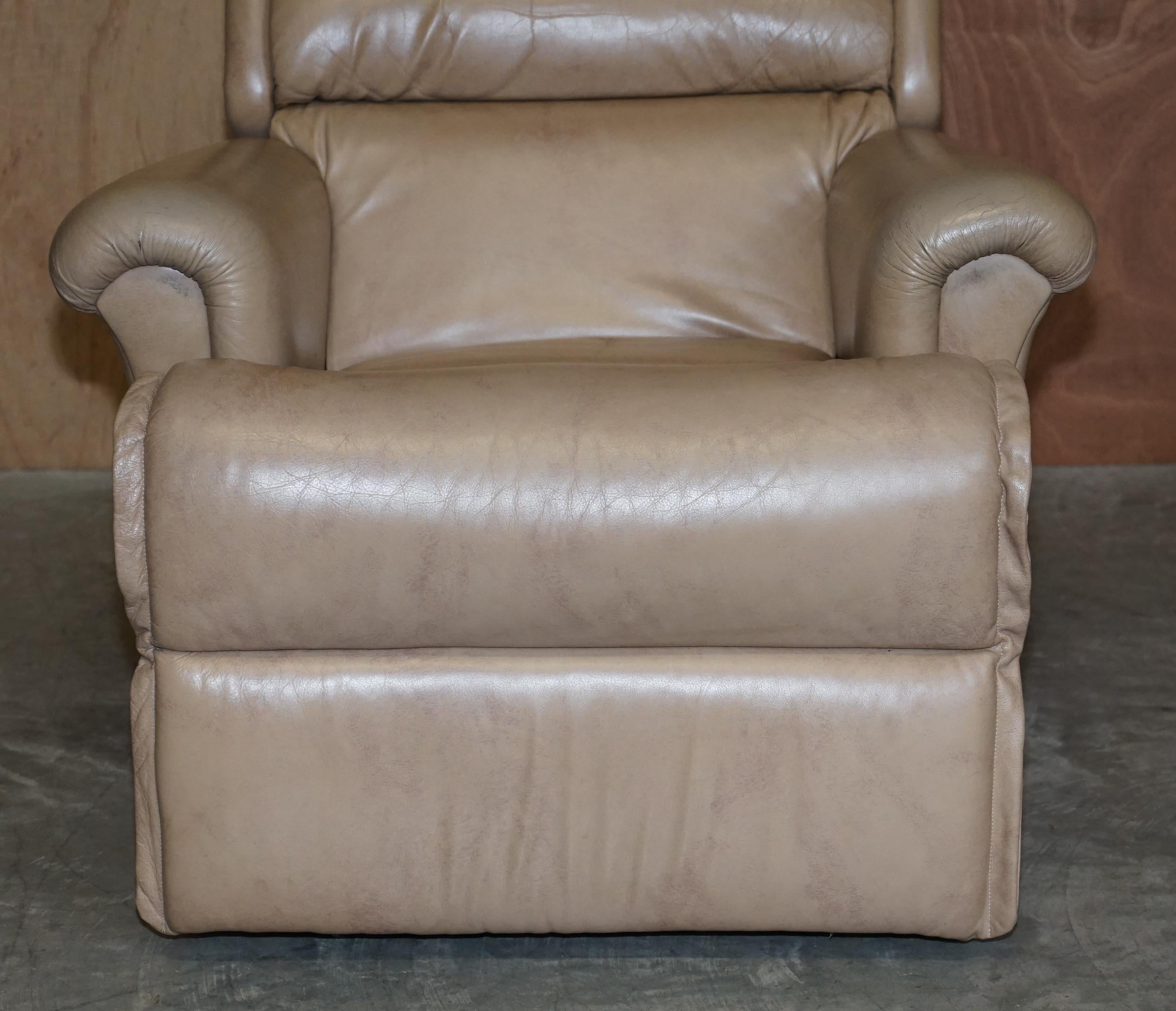 English Comfortable Pair of Sherborne Nevada Reclining Armchairs in Leather For Sale