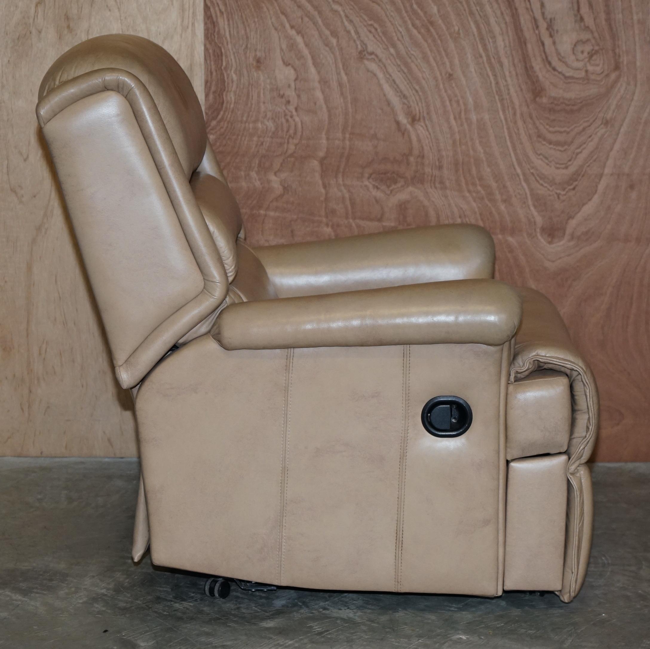 Pelle Confortevole coppia di poltrone reclinabili Sherborne Nevada in pelle in vendita