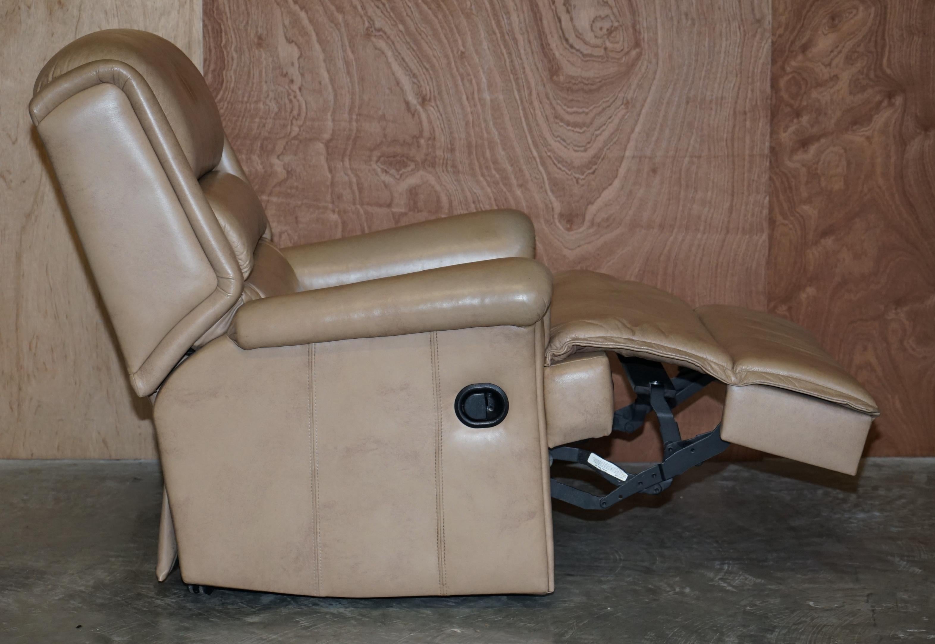 Paire confortable de fauteuils inclinables en cuir Sherborne Nevada en vente 2