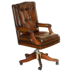 Fauteuil de directeurs en cuir marron cigare restauré et teint à la main, confortable et confortable