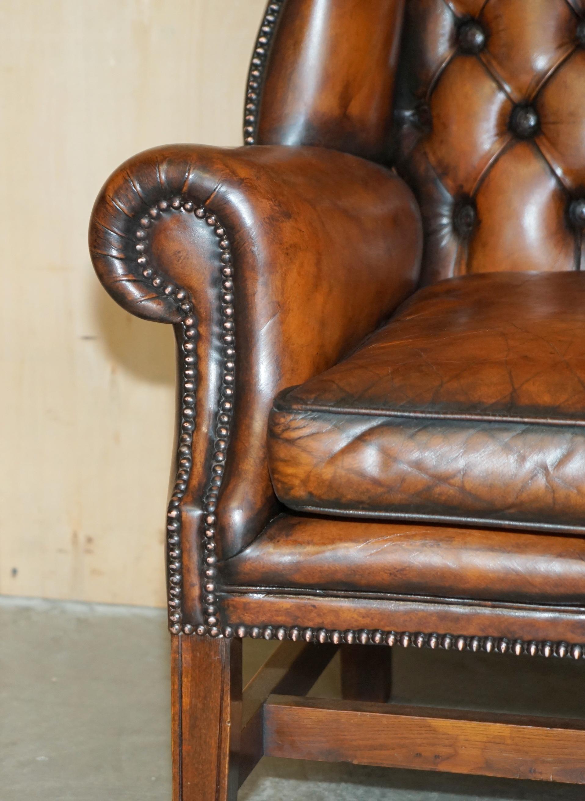 COMFORTABLE FAUTEUIL D'ACCOMPAGNEMENT WHiSKEY RESTAURÉ EN CUIR BRUN TUFTÉ CHESTERFIELD WINGBACK en vente 2