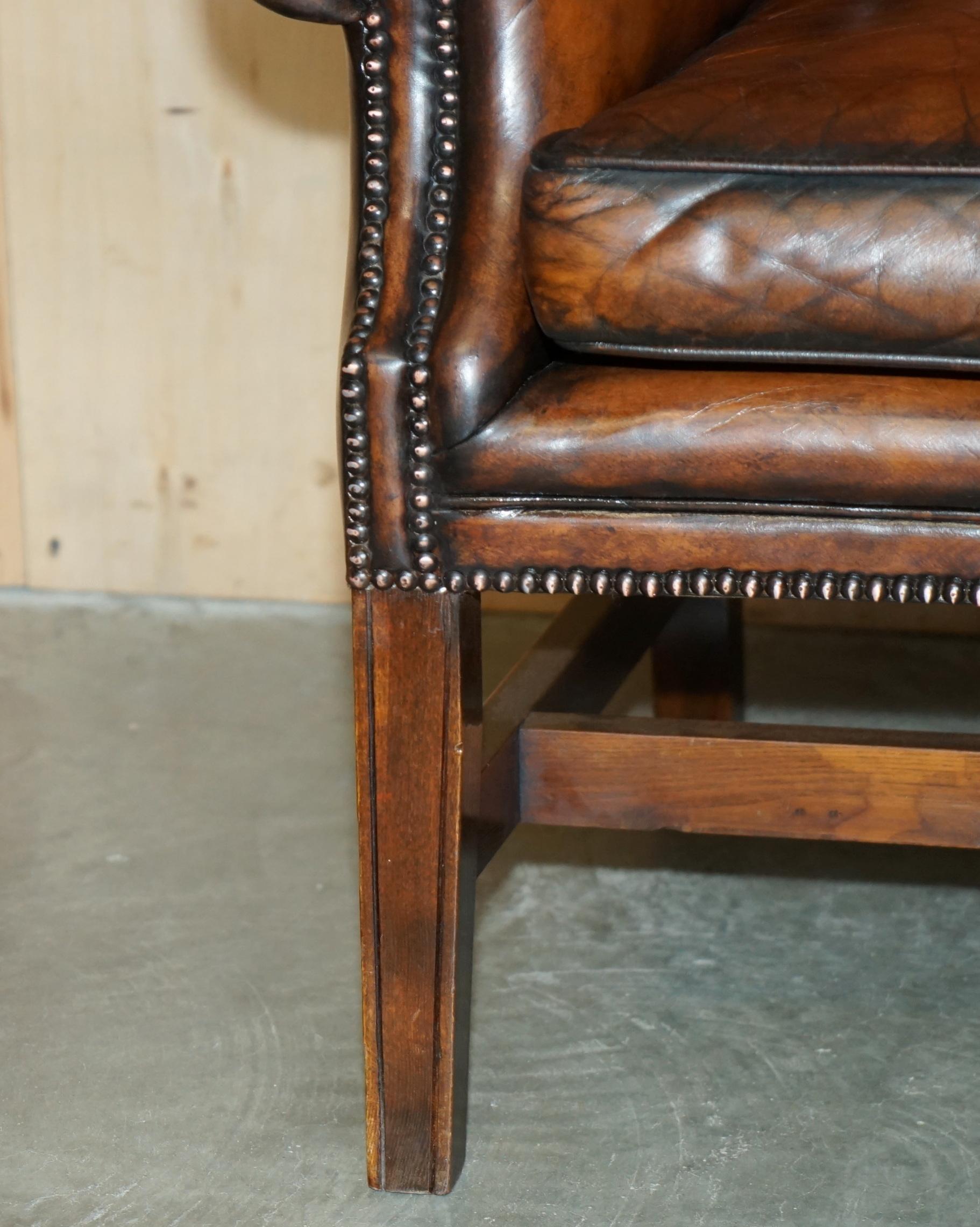 COMFORTABLE FAUTEUIL D'ACCOMPAGNEMENT WHiSKEY RESTAURÉ EN CUIR BRUN TUFTÉ CHESTERFIELD WINGBACK en vente 3