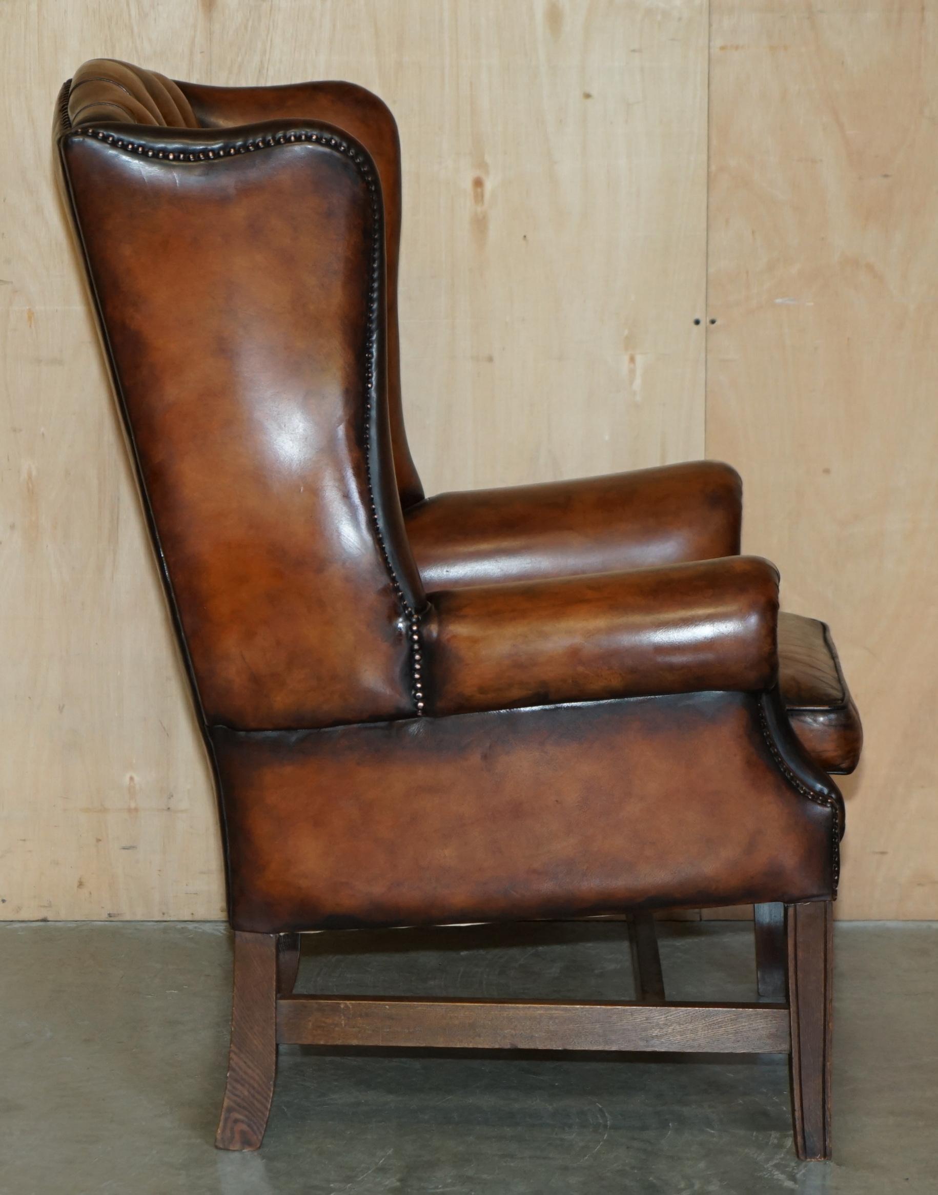 COMFORTABLE FAUTEUIL D'ACCOMPAGNEMENT WHiSKEY RESTAURÉ EN CUIR BRUN TUFTÉ CHESTERFIELD WINGBACK en vente 4