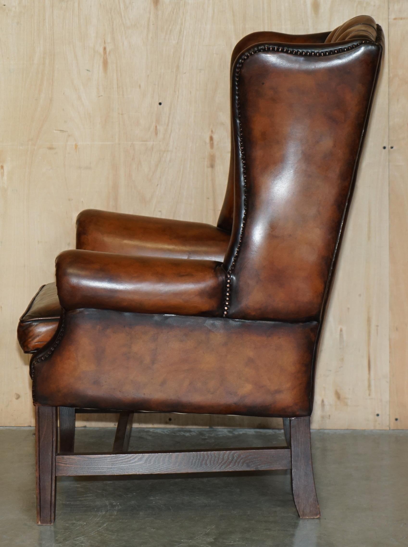 COMFORTABLE FAUTEUIL D'ACCOMPAGNEMENT WHiSKEY RESTAURÉ EN CUIR BRUN TUFTÉ CHESTERFIELD WINGBACK en vente 9