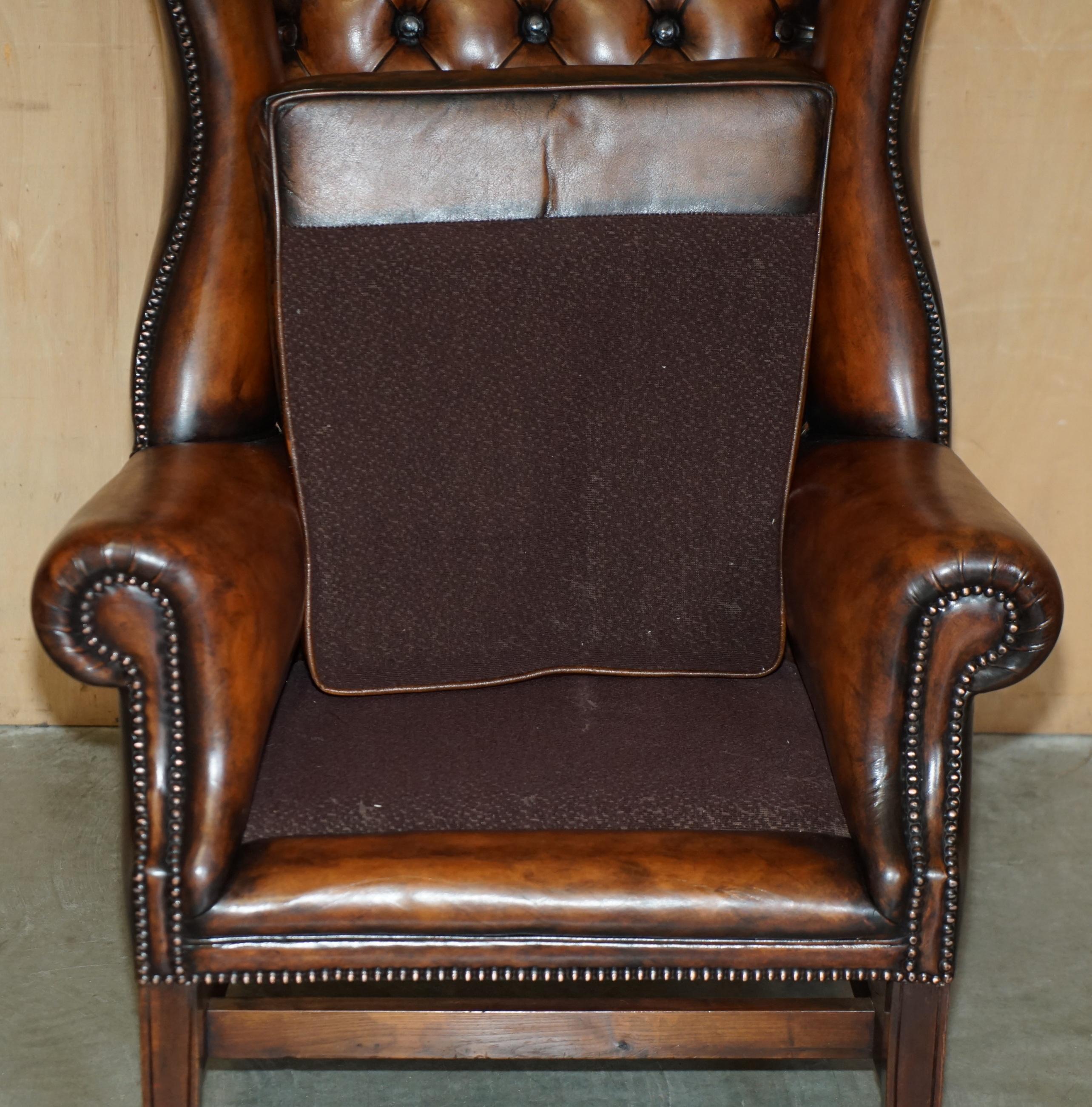 COMFORTABLE FAUTEUIL D'ACCOMPAGNEMENT WHiSKEY RESTAURÉ EN CUIR BRUN TUFTÉ CHESTERFIELD WINGBACK en vente 11