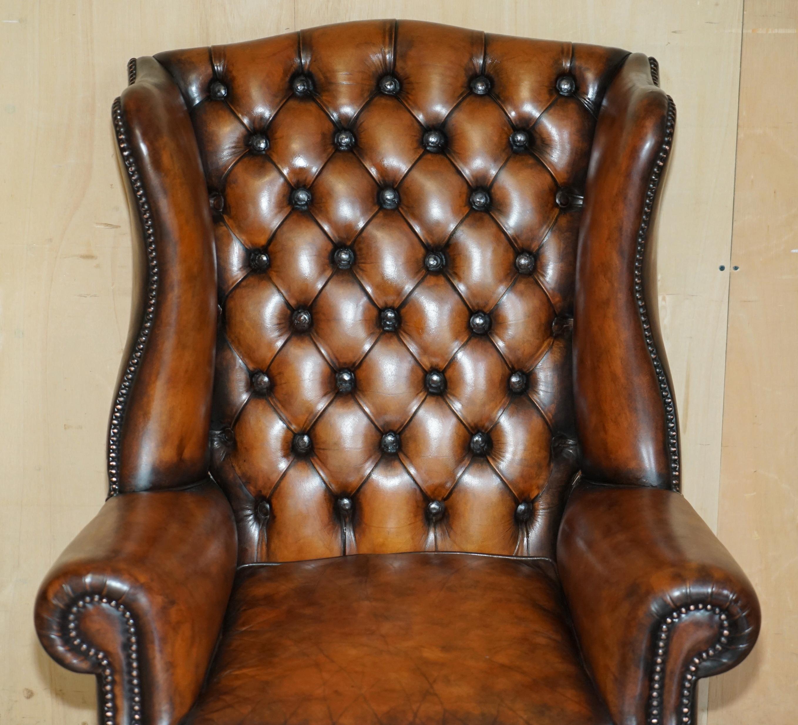 Art déco COMFORTABLE FAUTEUIL D'ACCOMPAGNEMENT WHiSKEY RESTAURÉ EN CUIR BRUN TUFTÉ CHESTERFIELD WINGBACK en vente