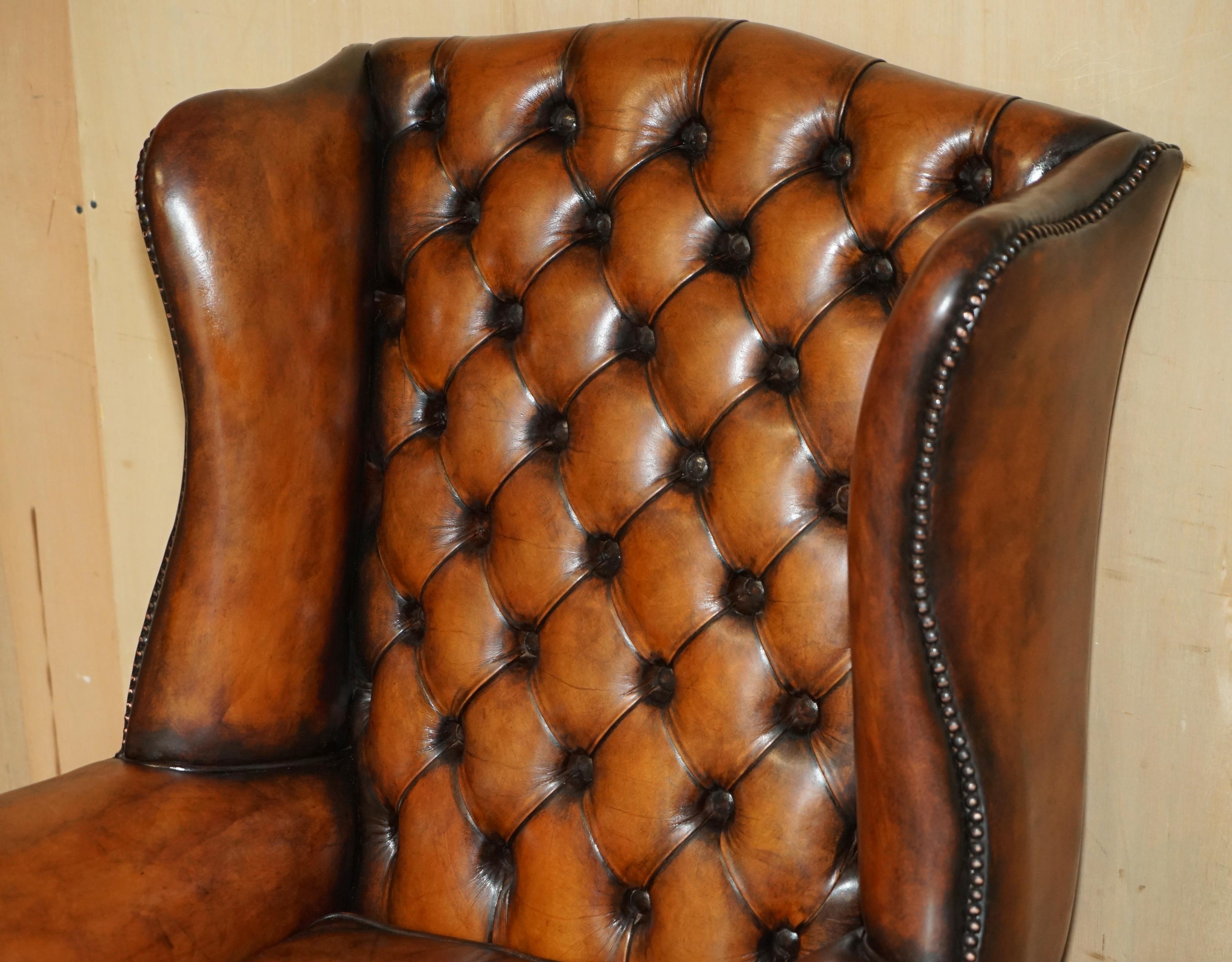 Anglais COMFORTABLE FAUTEUIL D'ACCOMPAGNEMENT WHiSKEY RESTAURÉ EN CUIR BRUN TUFTÉ CHESTERFIELD WINGBACK en vente