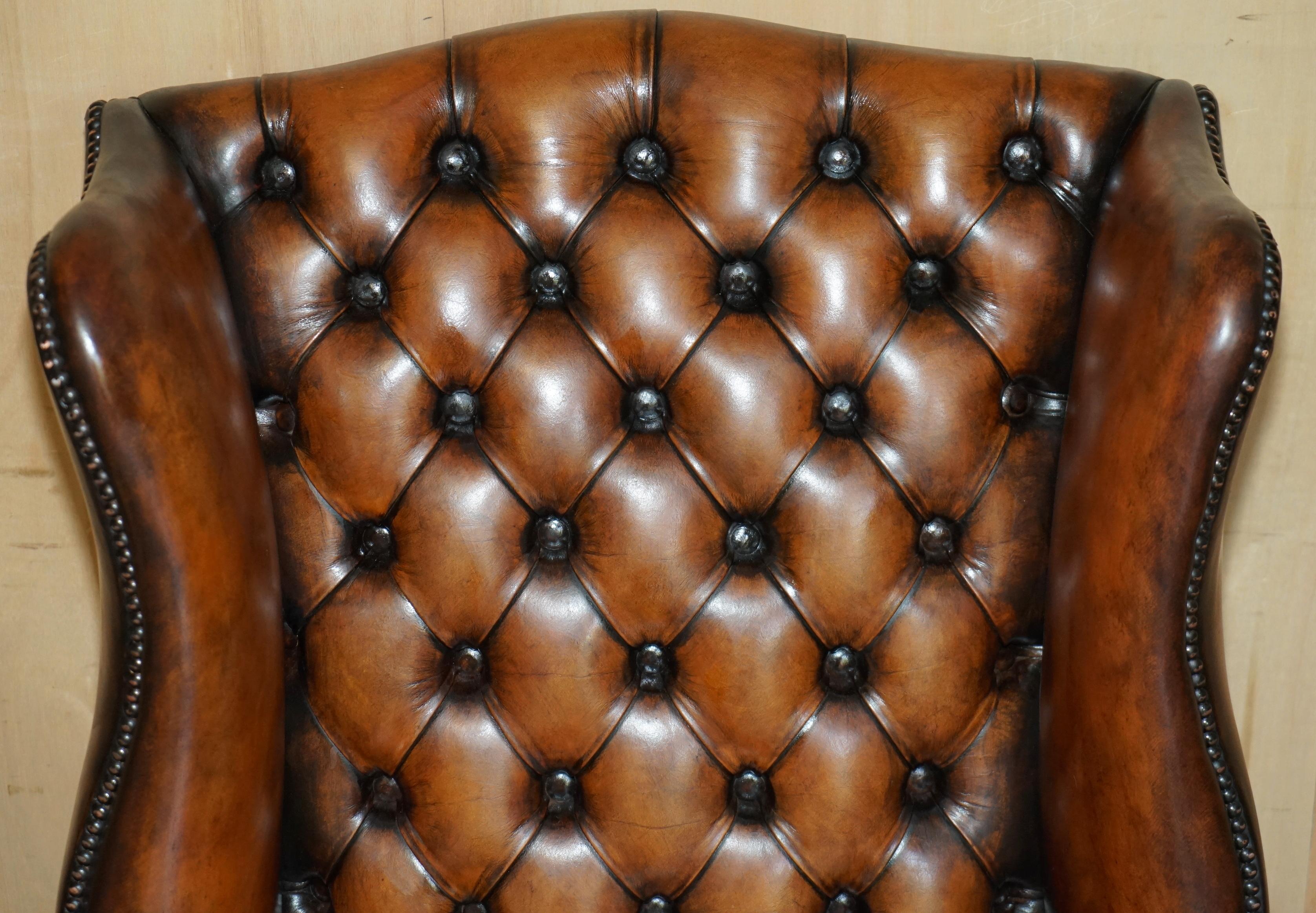 Fait main COMFORTABLE FAUTEUIL D'ACCOMPAGNEMENT WHiSKEY RESTAURÉ EN CUIR BRUN TUFTÉ CHESTERFIELD WINGBACK en vente