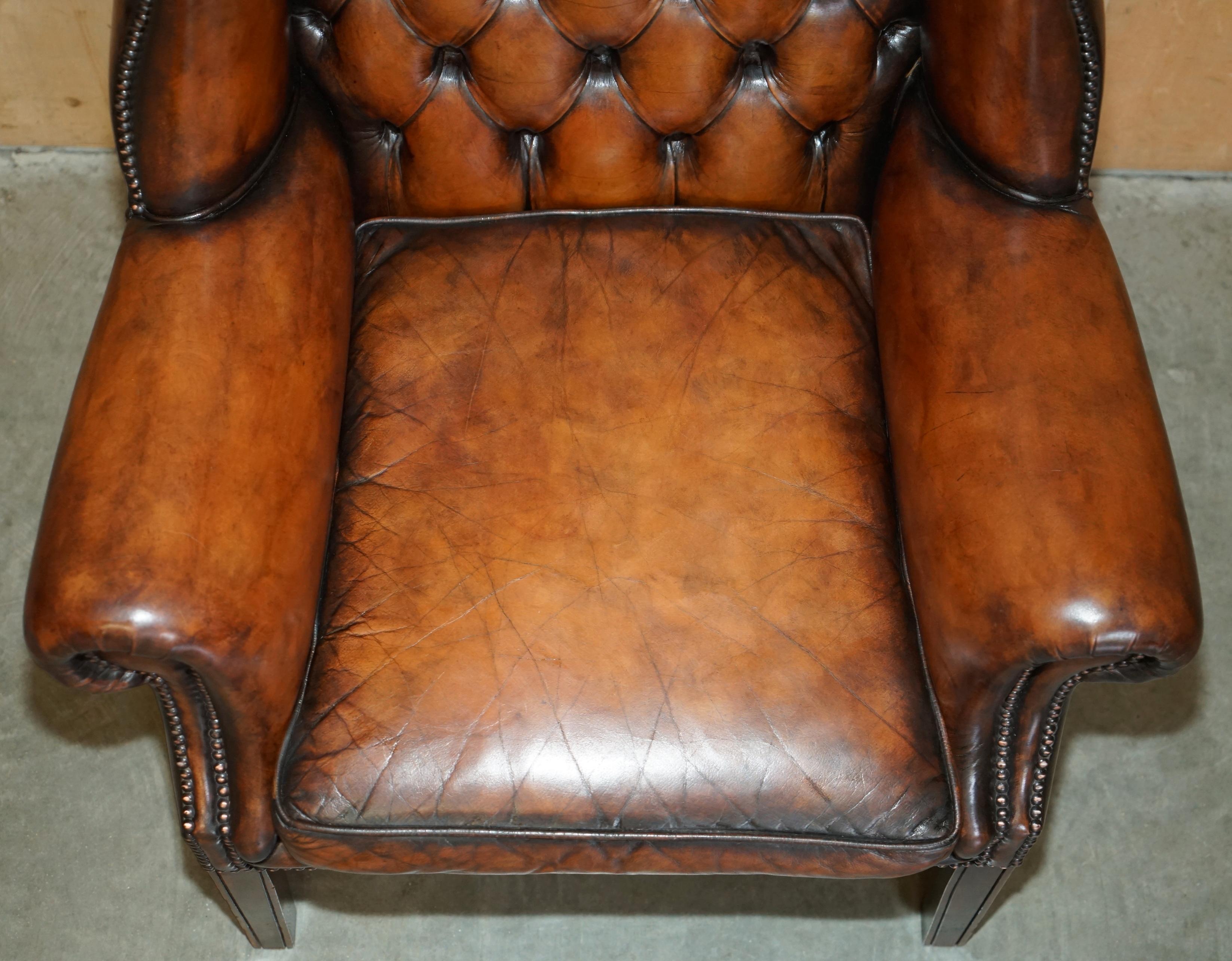COMFORTABLE FAUTEUIL D'ACCOMPAGNEMENT WHiSKEY RESTAURÉ EN CUIR BRUN TUFTÉ CHESTERFIELD WINGBACK Bon état - En vente à West Sussex, Pulborough
