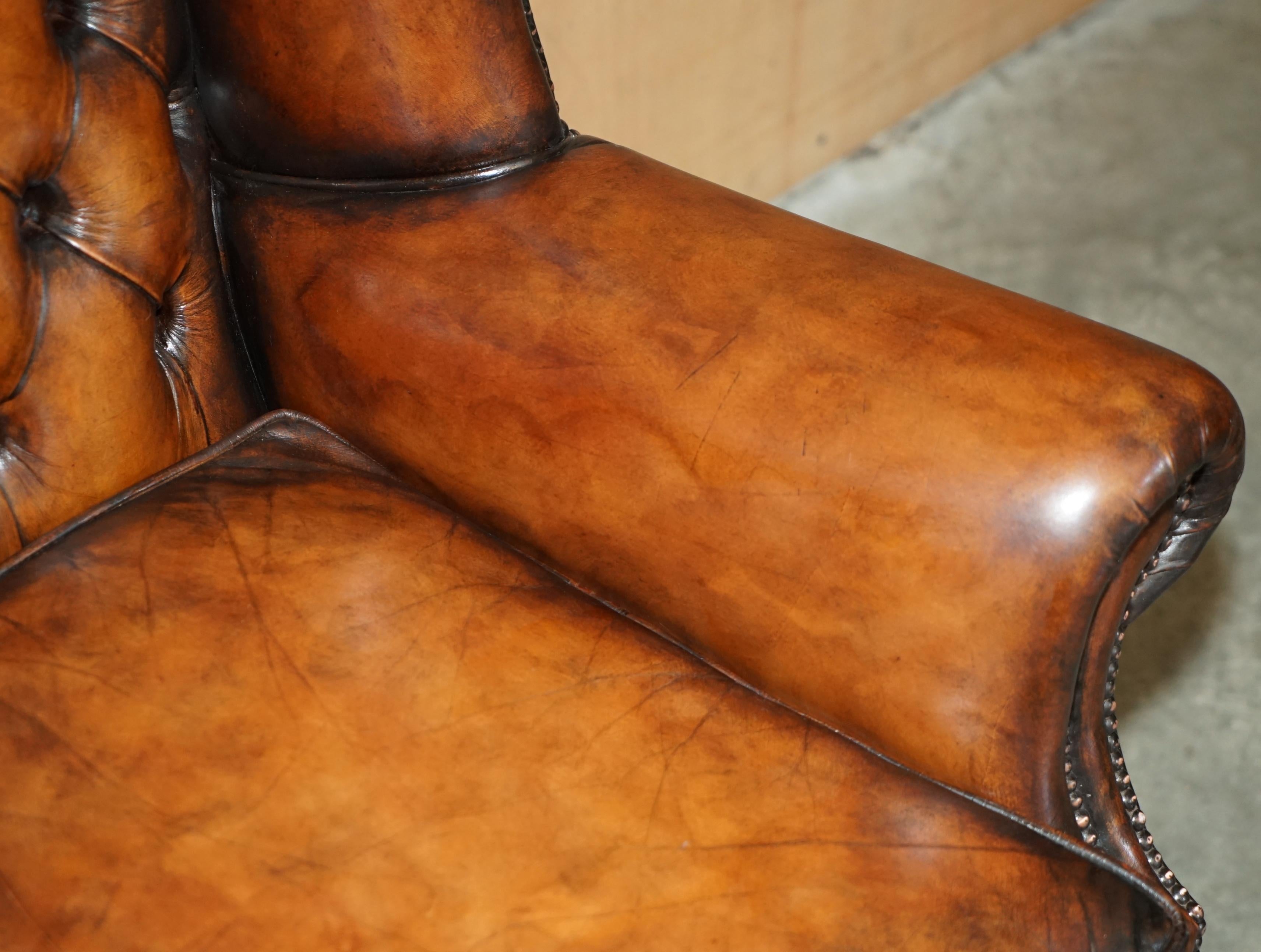 20ième siècle COMFORTABLE FAUTEUIL D'ACCOMPAGNEMENT WHiSKEY RESTAURÉ EN CUIR BRUN TUFTÉ CHESTERFIELD WINGBACK en vente