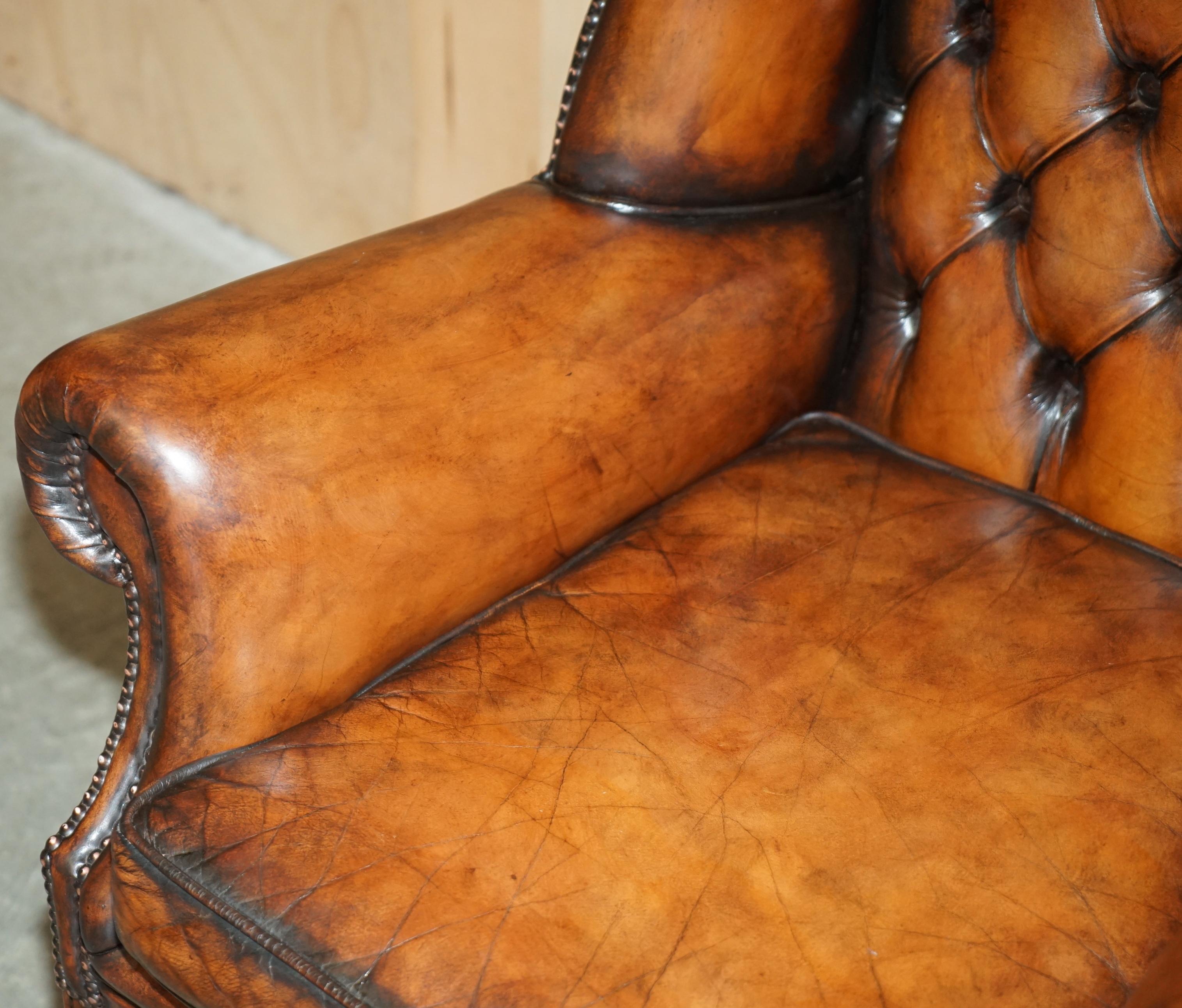 Cuir COMFORTABLE FAUTEUIL D'ACCOMPAGNEMENT WHiSKEY RESTAURÉ EN CUIR BRUN TUFTÉ CHESTERFIELD WINGBACK en vente