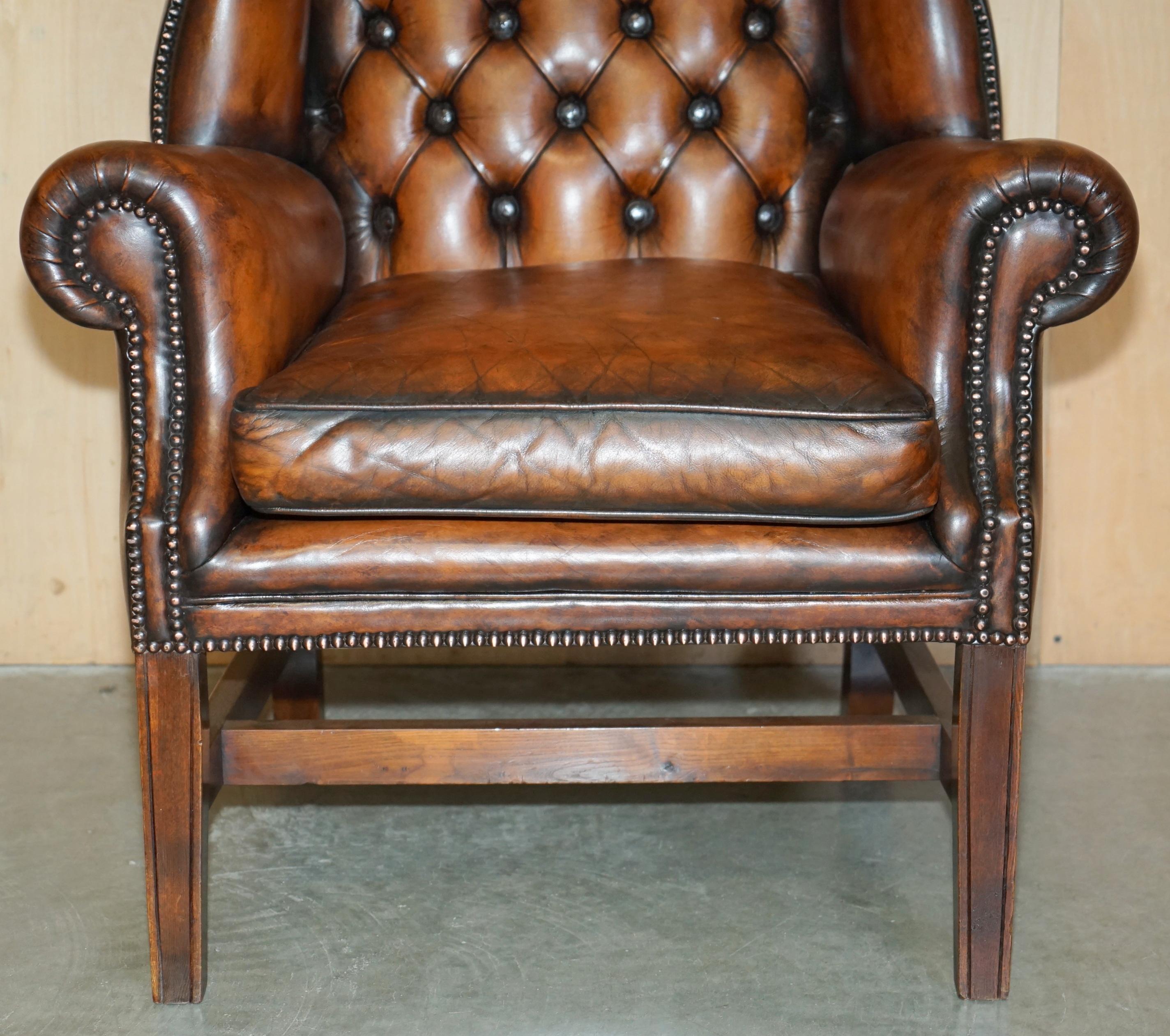 COMFORTABLE FAUTEUIL D'ACCOMPAGNEMENT WHiSKEY RESTAURÉ EN CUIR BRUN TUFTÉ CHESTERFIELD WINGBACK en vente 1