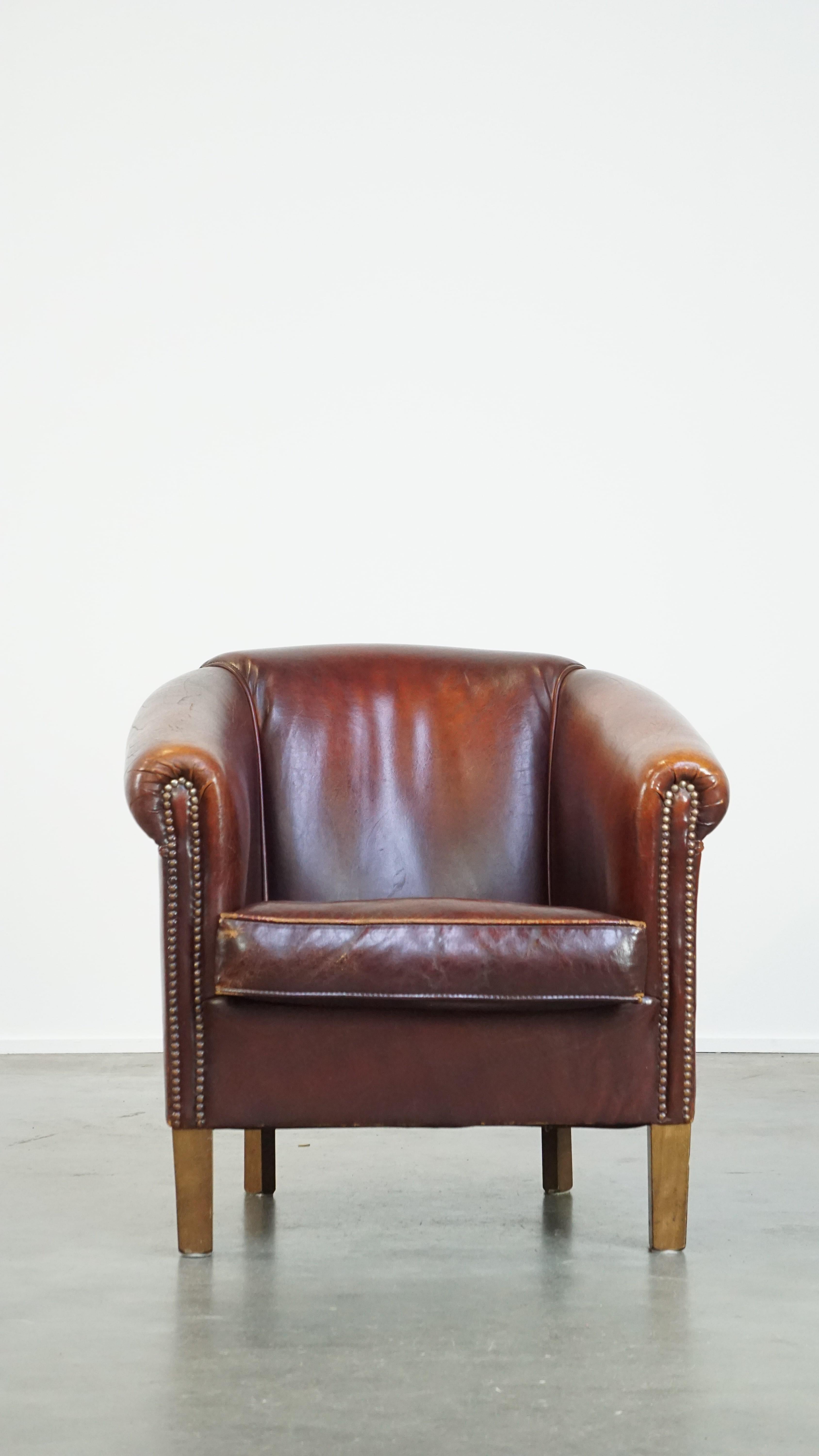 In our opinion, such a beautifully crafted cognac-colored sheepskin armchair should be a staple in any interior! Thanks to its age, it has developed a lovely and subtle patina that enhances its rugged character. It can easily fit into nearly any