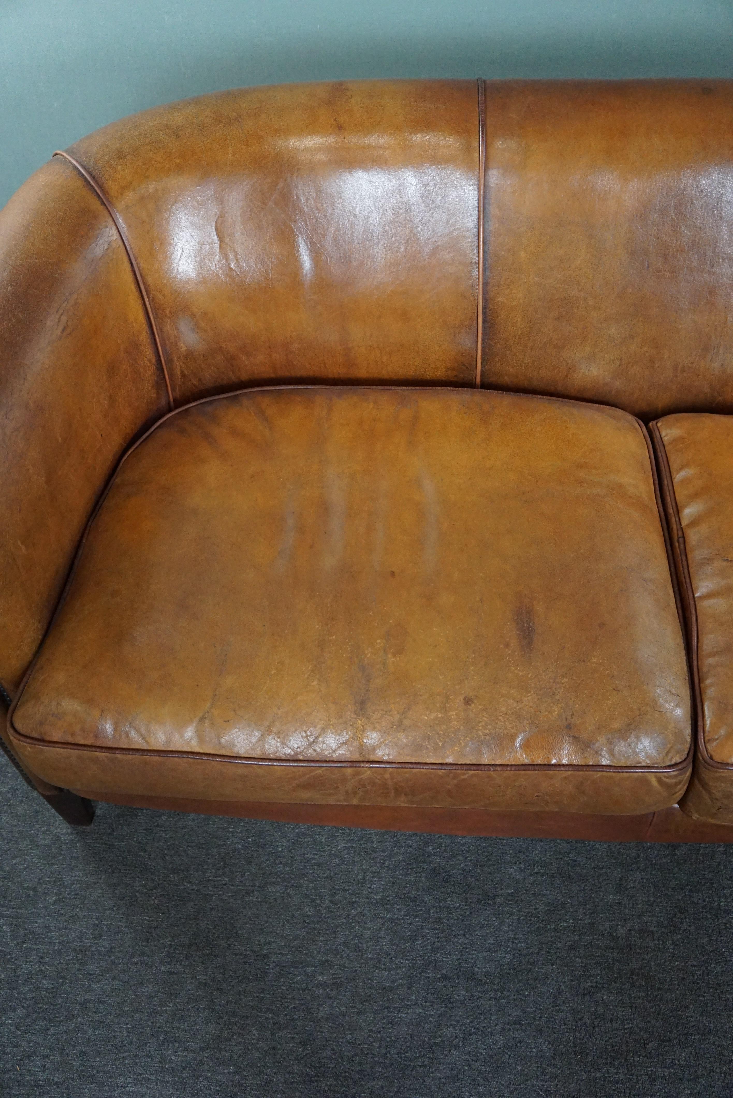 Comfortable sheep leather 2.5 seater sofa In Good Condition For Sale In Harderwijk, NL