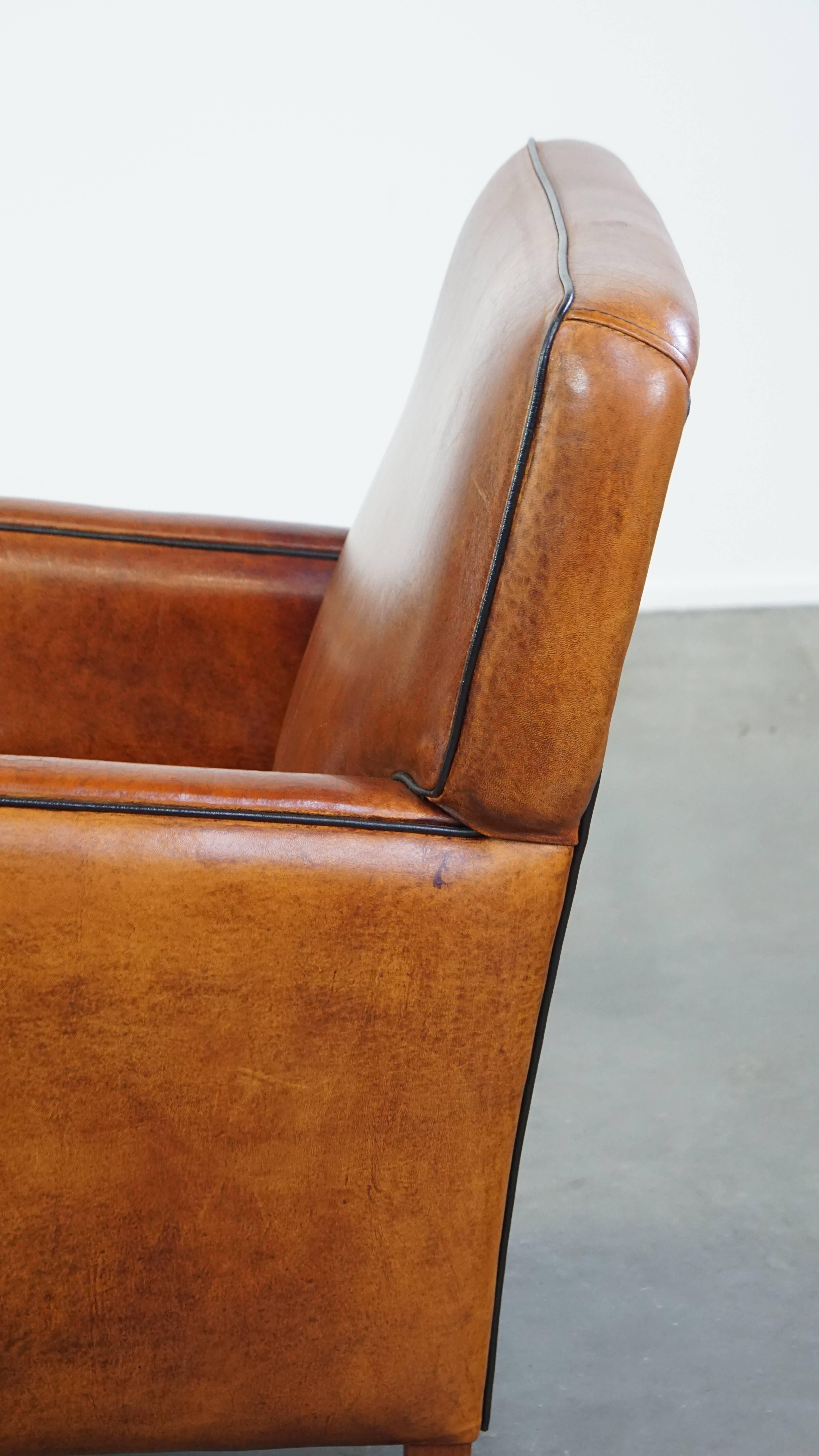 Comfortable sheep leather armchair with a beautiful finish and stunning colors For Sale 4