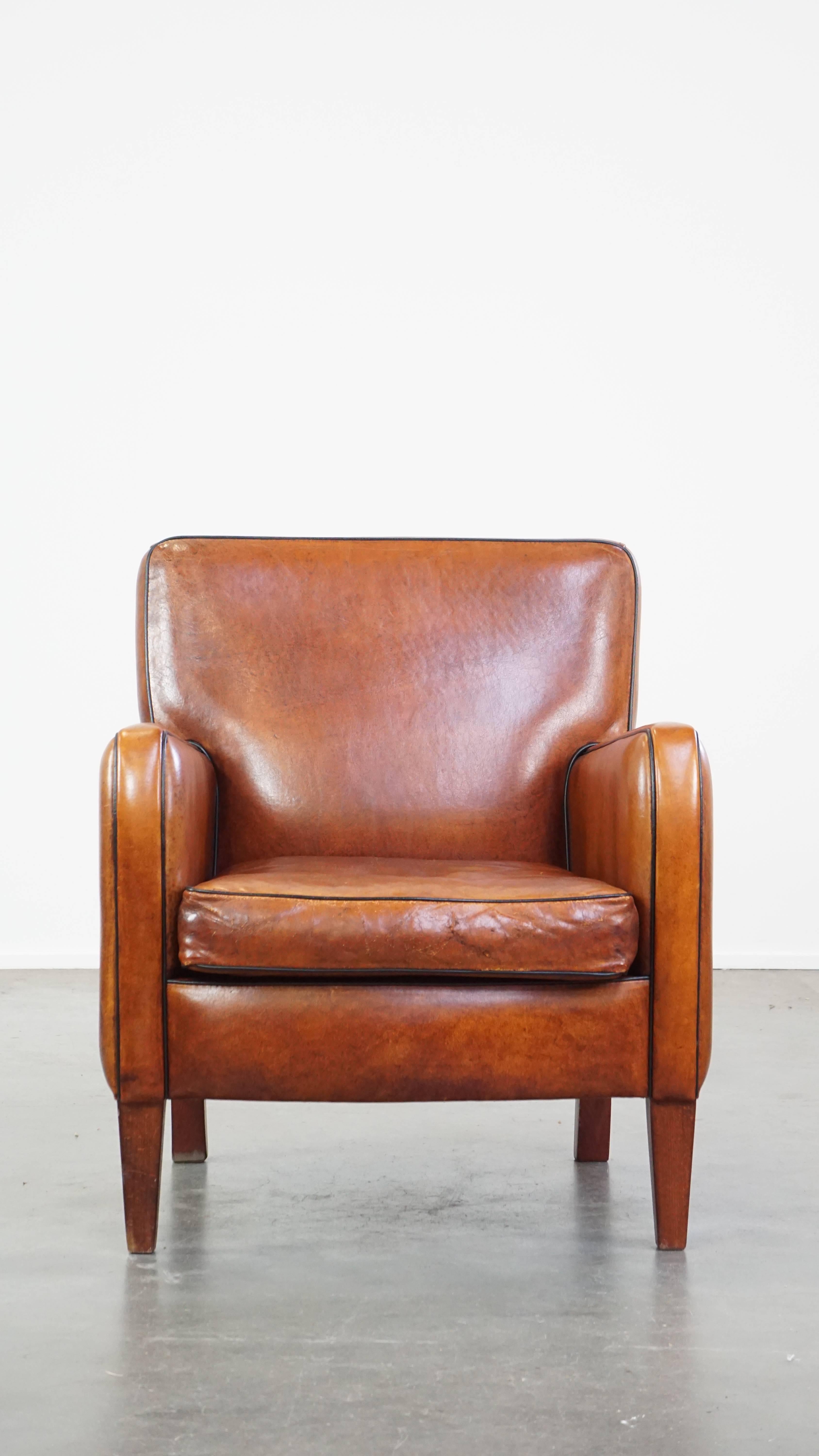 Confort et classe, telle est la combinaison dont ce grand fauteuil en cuir de mouton est capable. Ce fauteuil présente une finition épurée avec des passepoils noirs et peut, grâce à son design intemporel, trouver facilement sa place dans presque