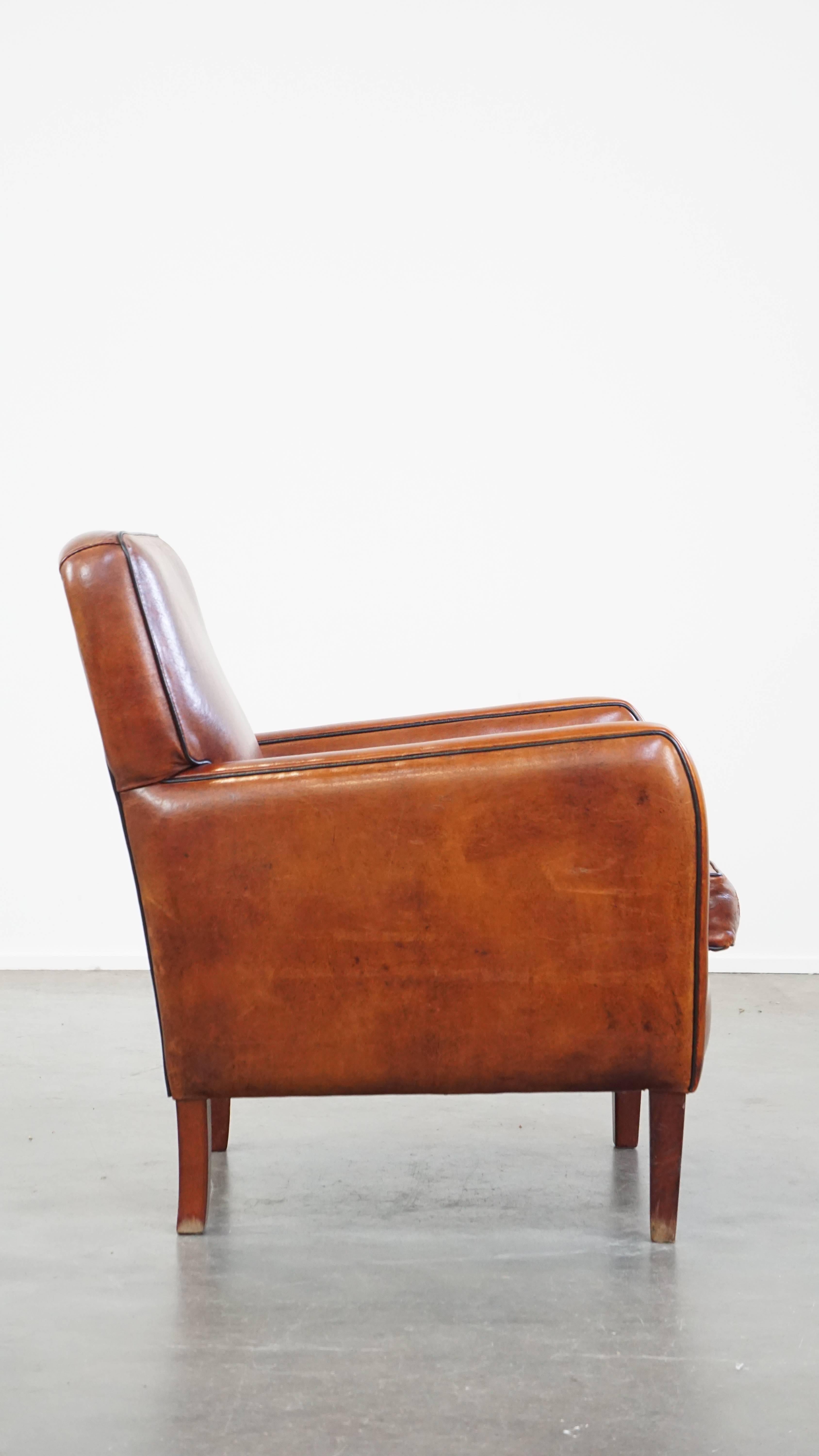 Fait main Fauteuil confortable en cuir de mouton avec une belle finition et des couleurs étonnantes en vente