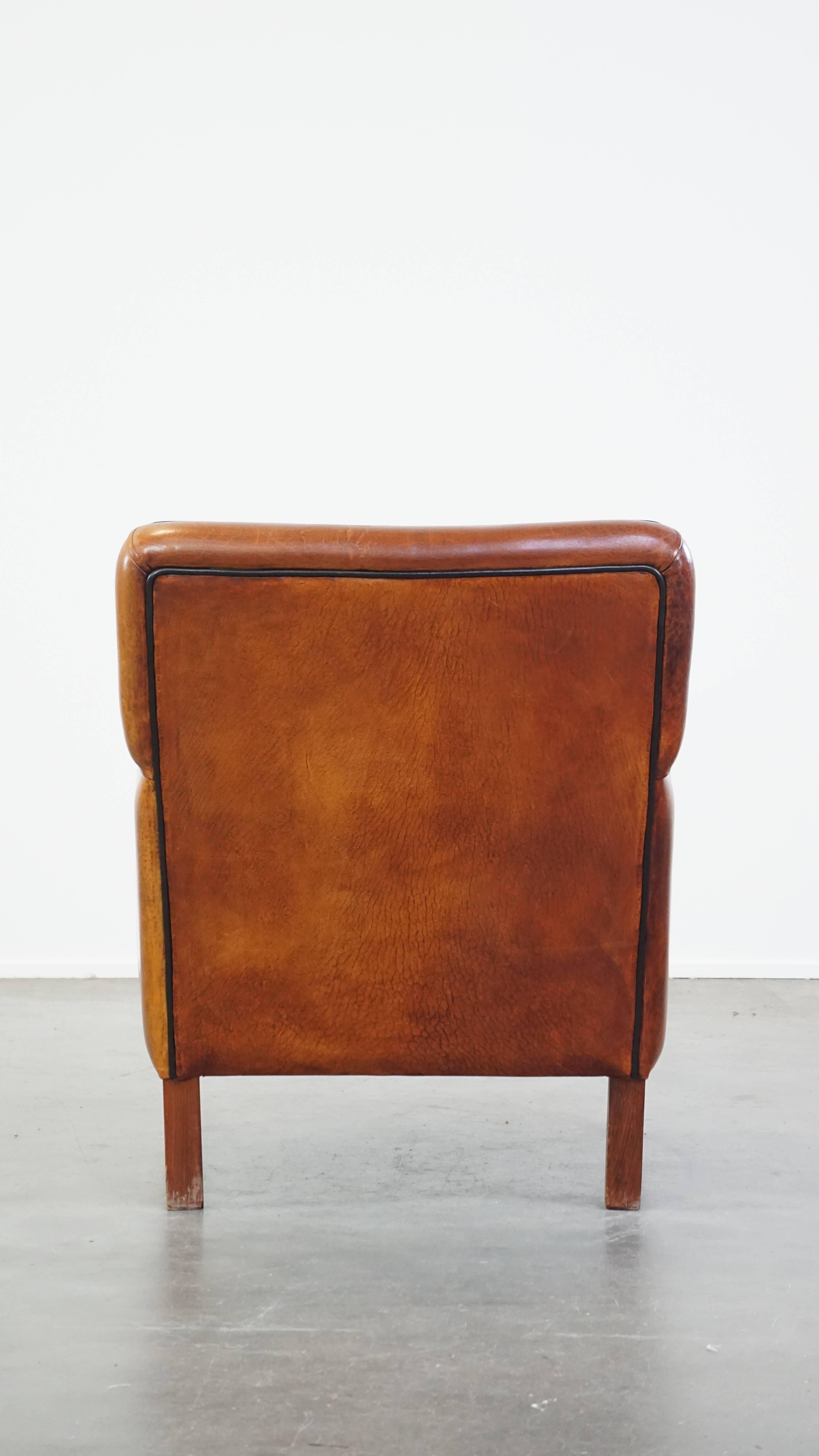 Comfortable sheep leather armchair with a beautiful finish and stunning colors In Good Condition For Sale In Harderwijk, NL