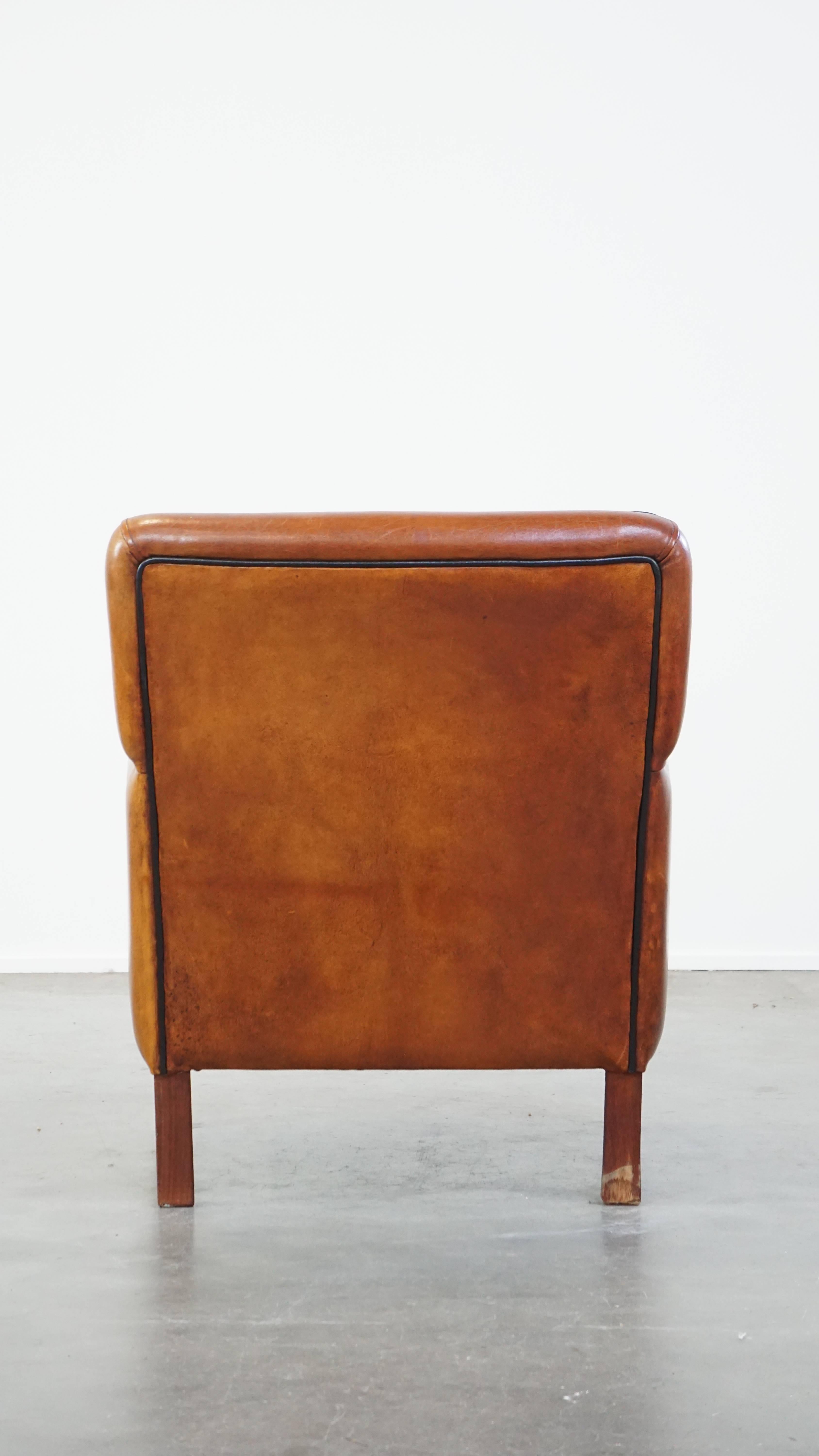 Fauteuil confortable en cuir de mouton avec une belle finition et des couleurs étonnantes Bon état - En vente à Harderwijk, NL