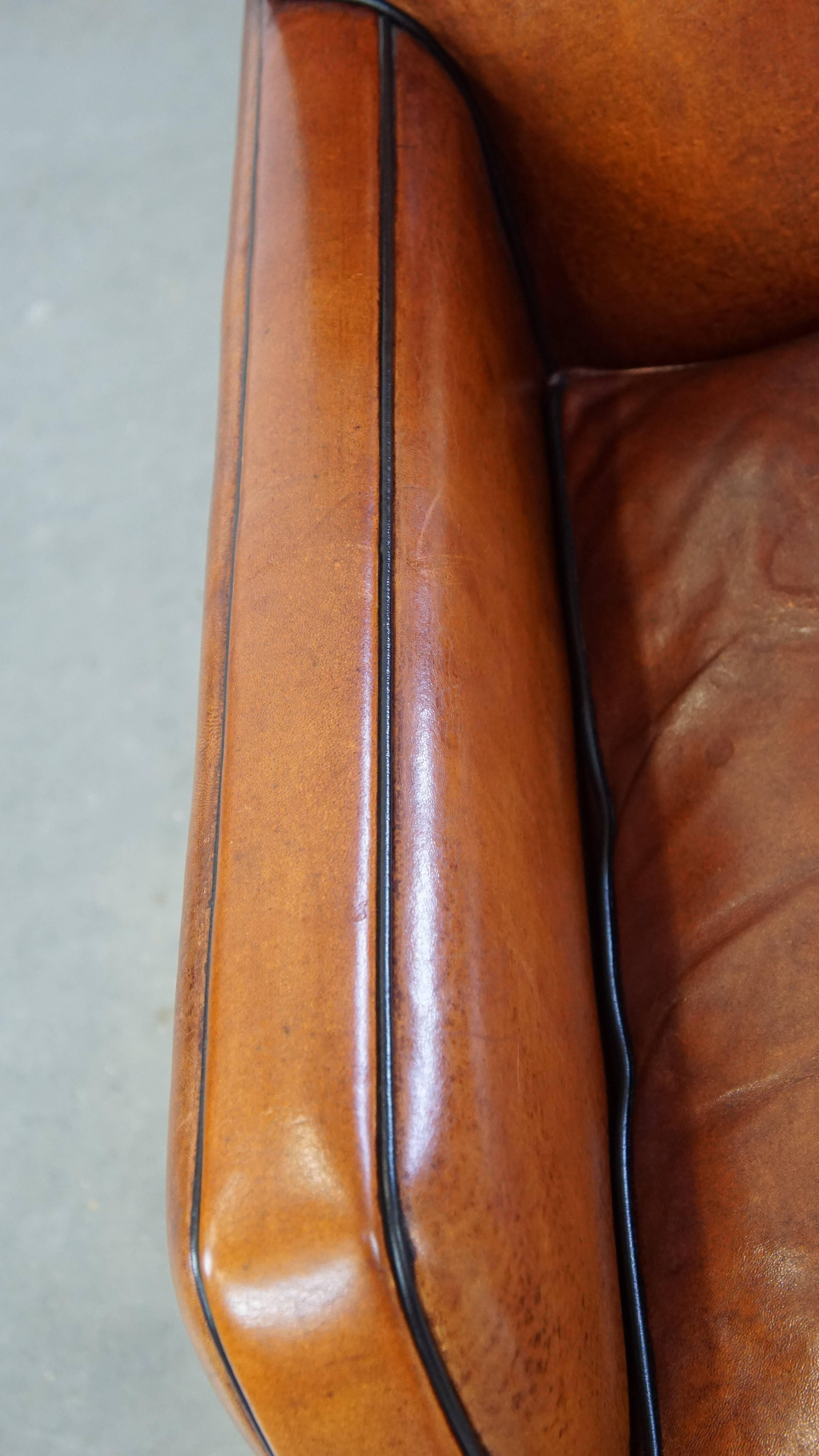Fauteuil confortable en cuir de mouton avec une belle finition et des couleurs étonnantes en vente 1