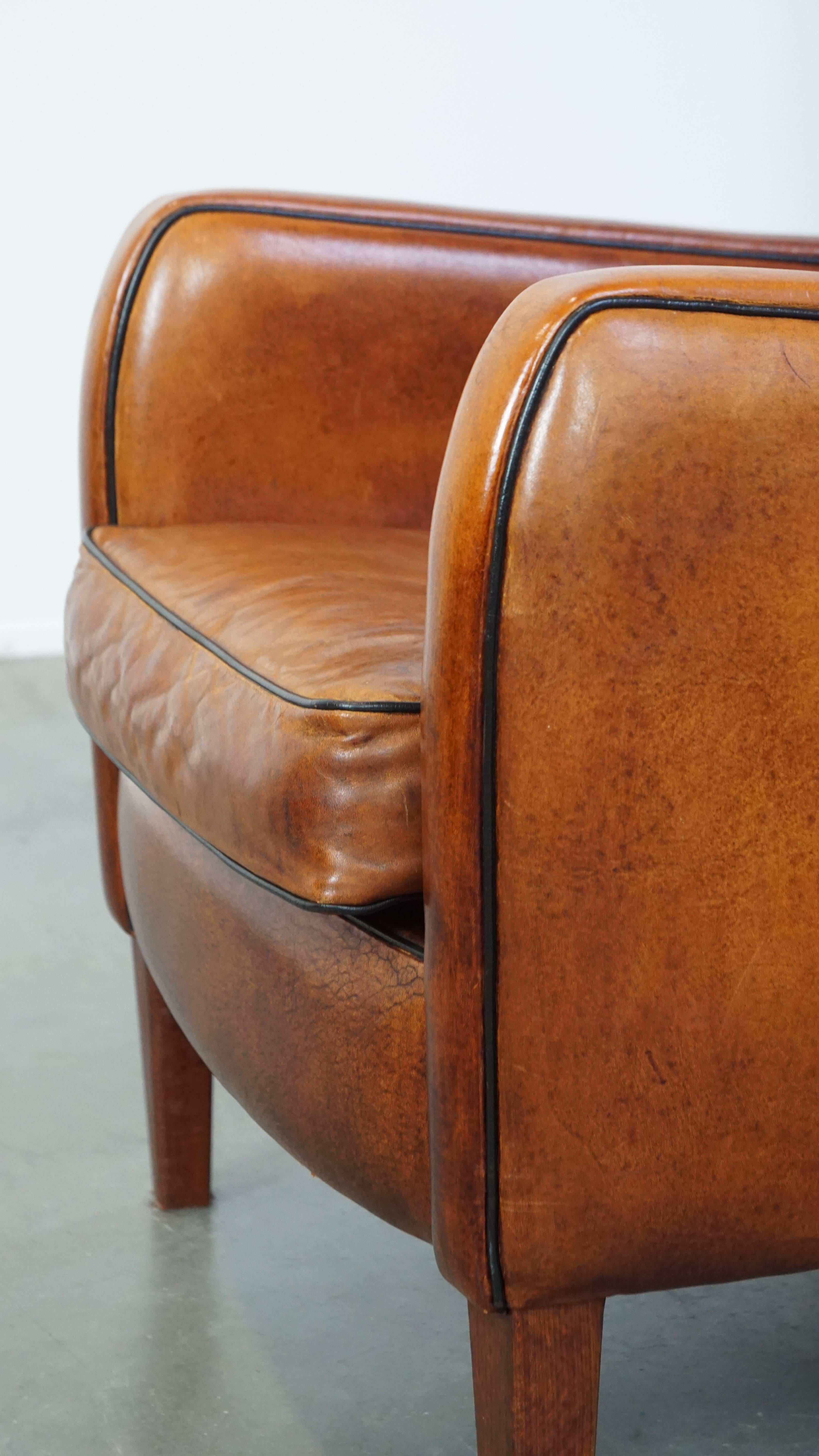 Comfortable sheep leather armchair with a beautiful finish and stunning colors For Sale 3