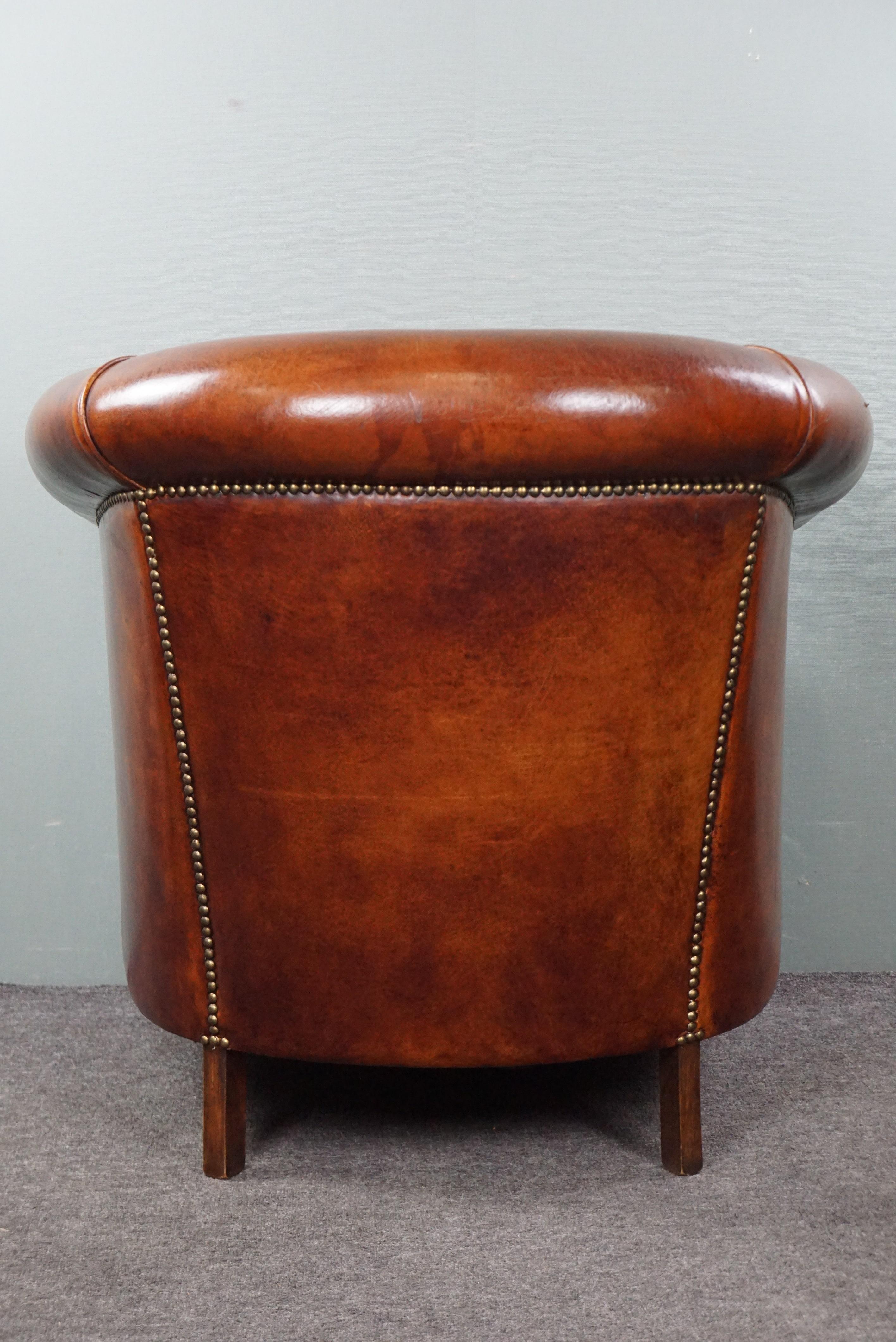 Comfortable sheep leather club armchair in a warm cognac/chestnut color In Good Condition For Sale In Harderwijk, NL