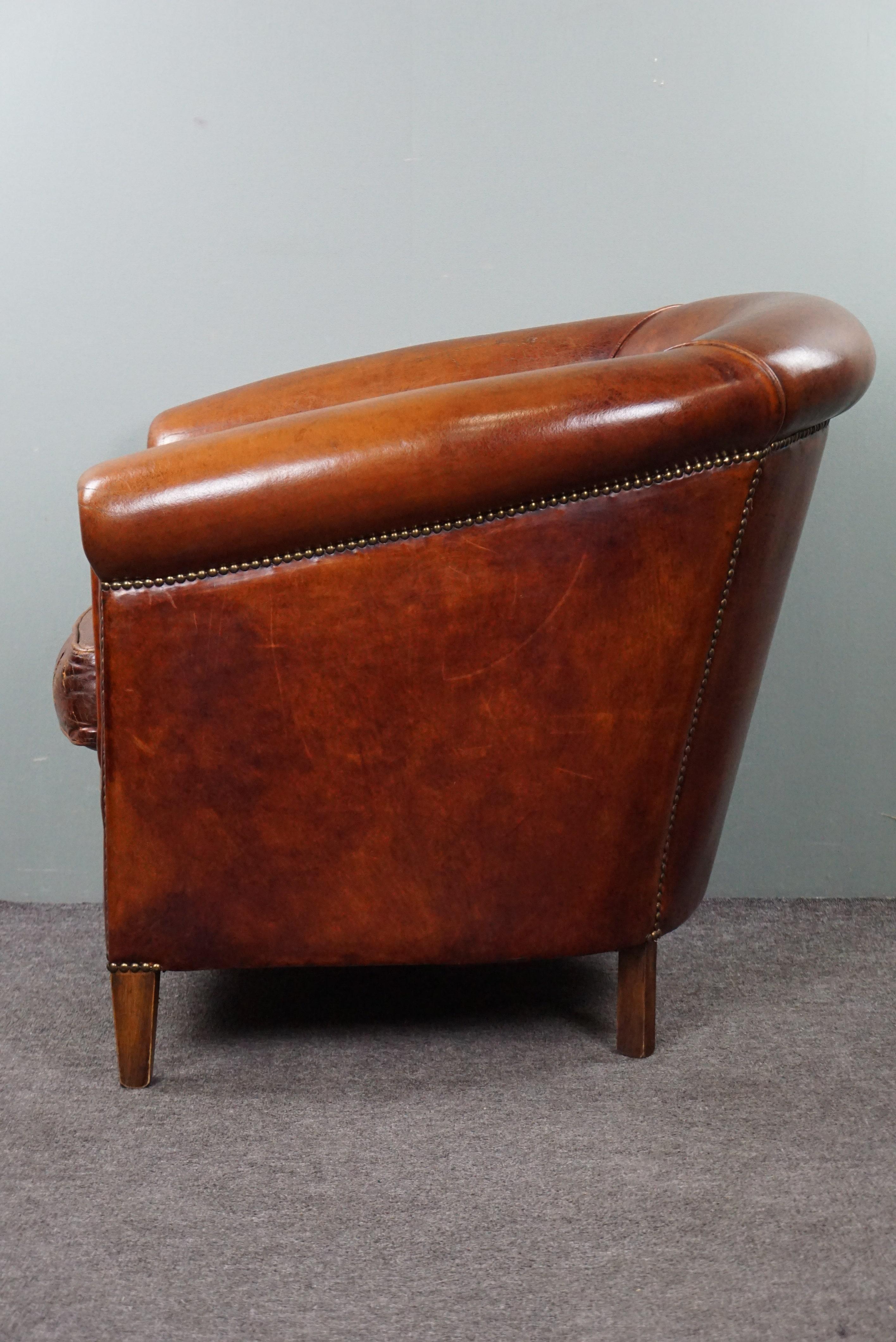 Mid-20th Century Comfortable sheep leather club armchair in a warm cognac/chestnut color For Sale