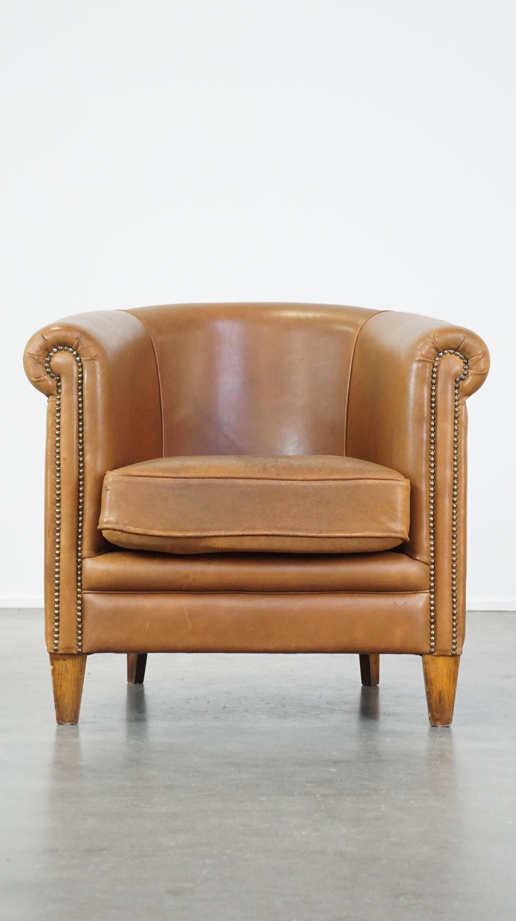 Dieser atemberaubende Clubsessel aus Schafsfell passt mit seinem zeitlosen Design in nahezu jede Einrichtung. Sie hat eine schöne neutrale Cognacfarbe und strahlt Gemütlichkeit aus. Dieser Clubsessel ist mit einem weichen, abnehmbaren Sitzkissen