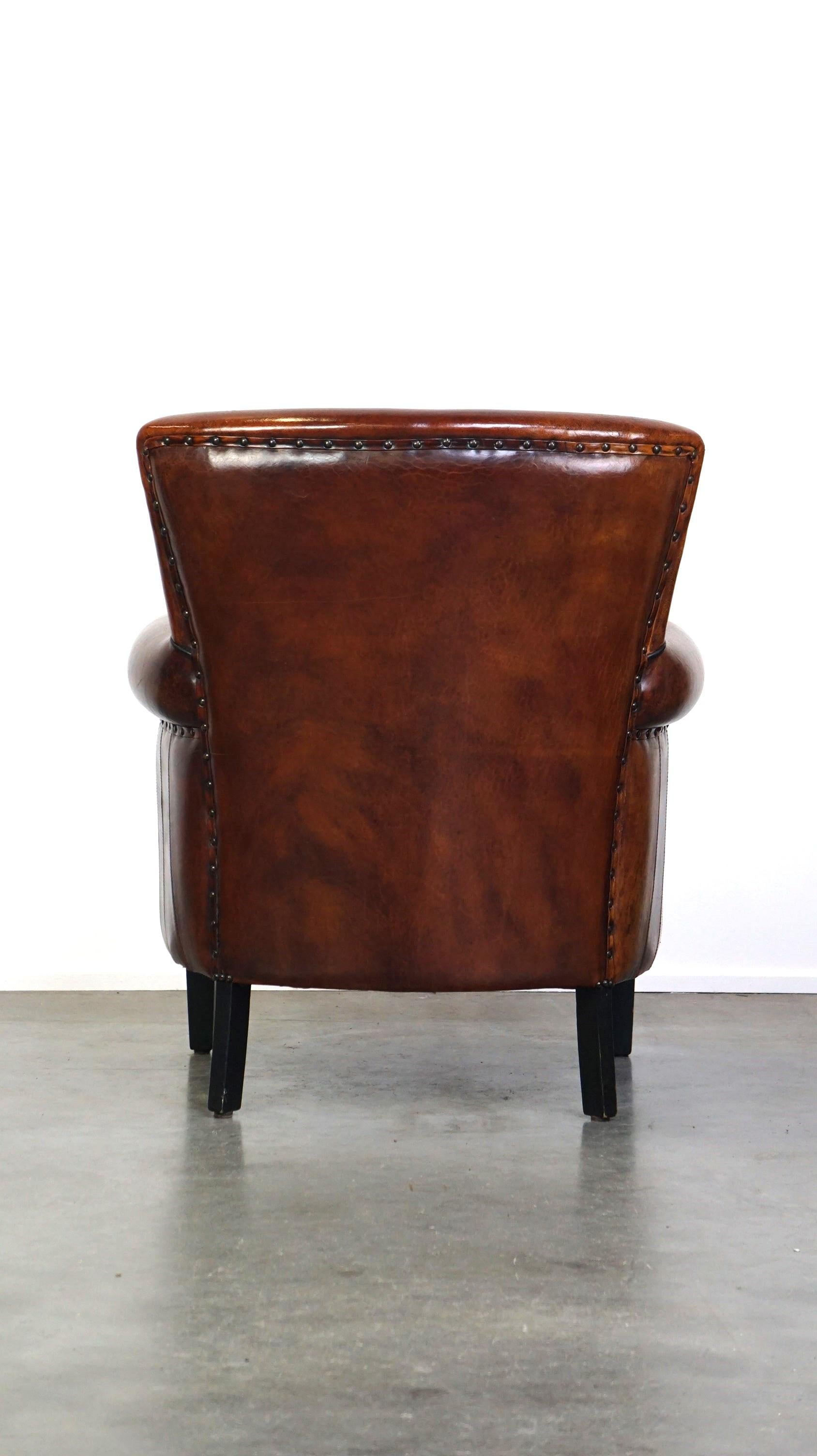 Cómodo sillón de piel de oveja con un bonito acabado y un color intenso Holandés en venta