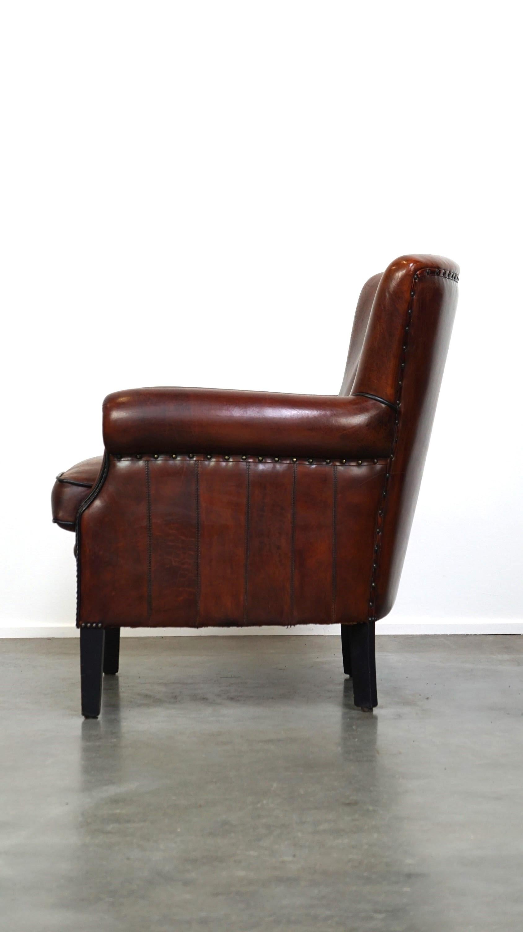 Cómodo sillón de piel de oveja con un bonito acabado y un color intenso Hecho a mano en venta