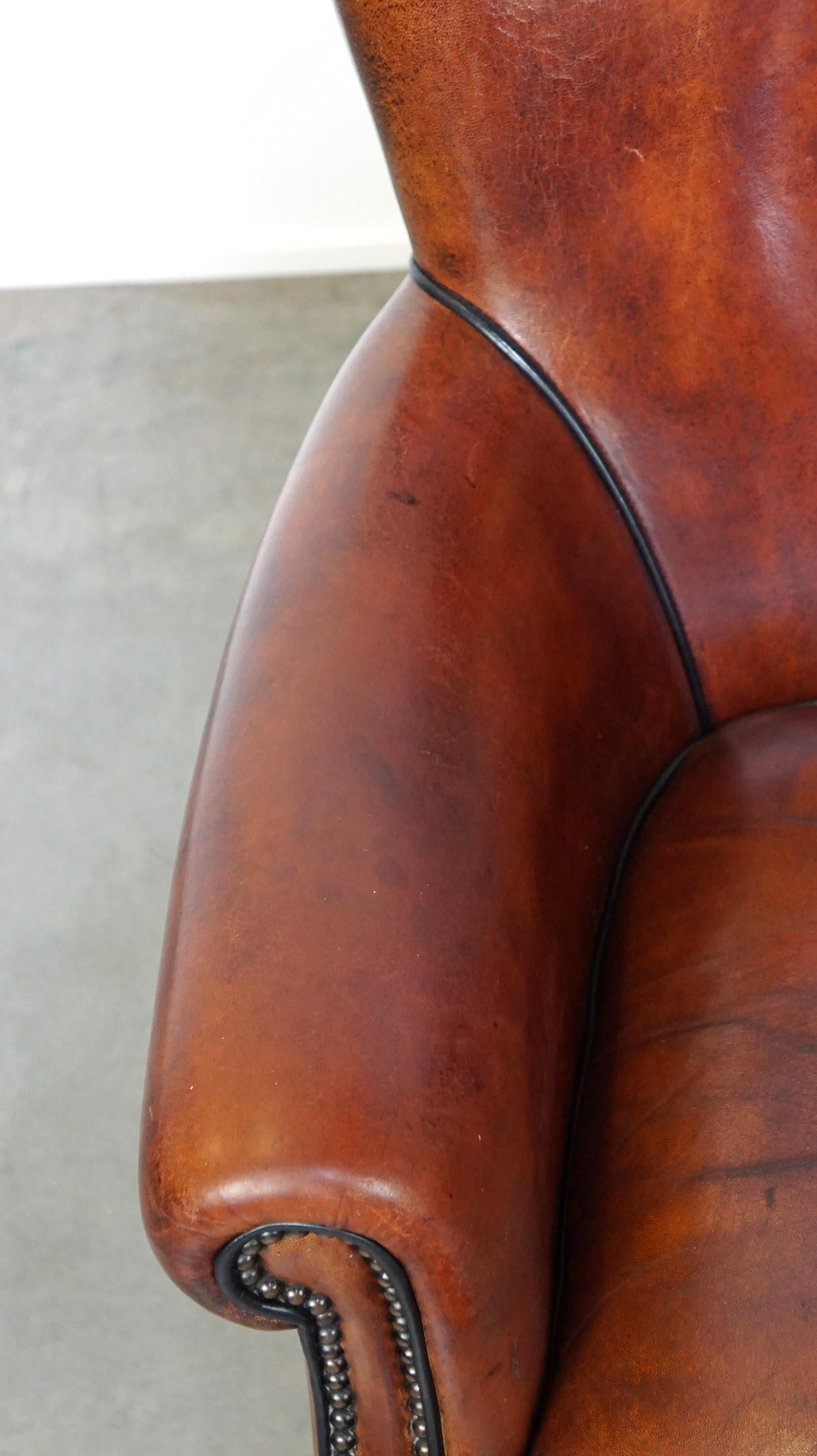 Cómodo sillón de piel de oveja con un bonito acabado y un color intenso en Bueno estado para la venta en Harderwijk, NL
