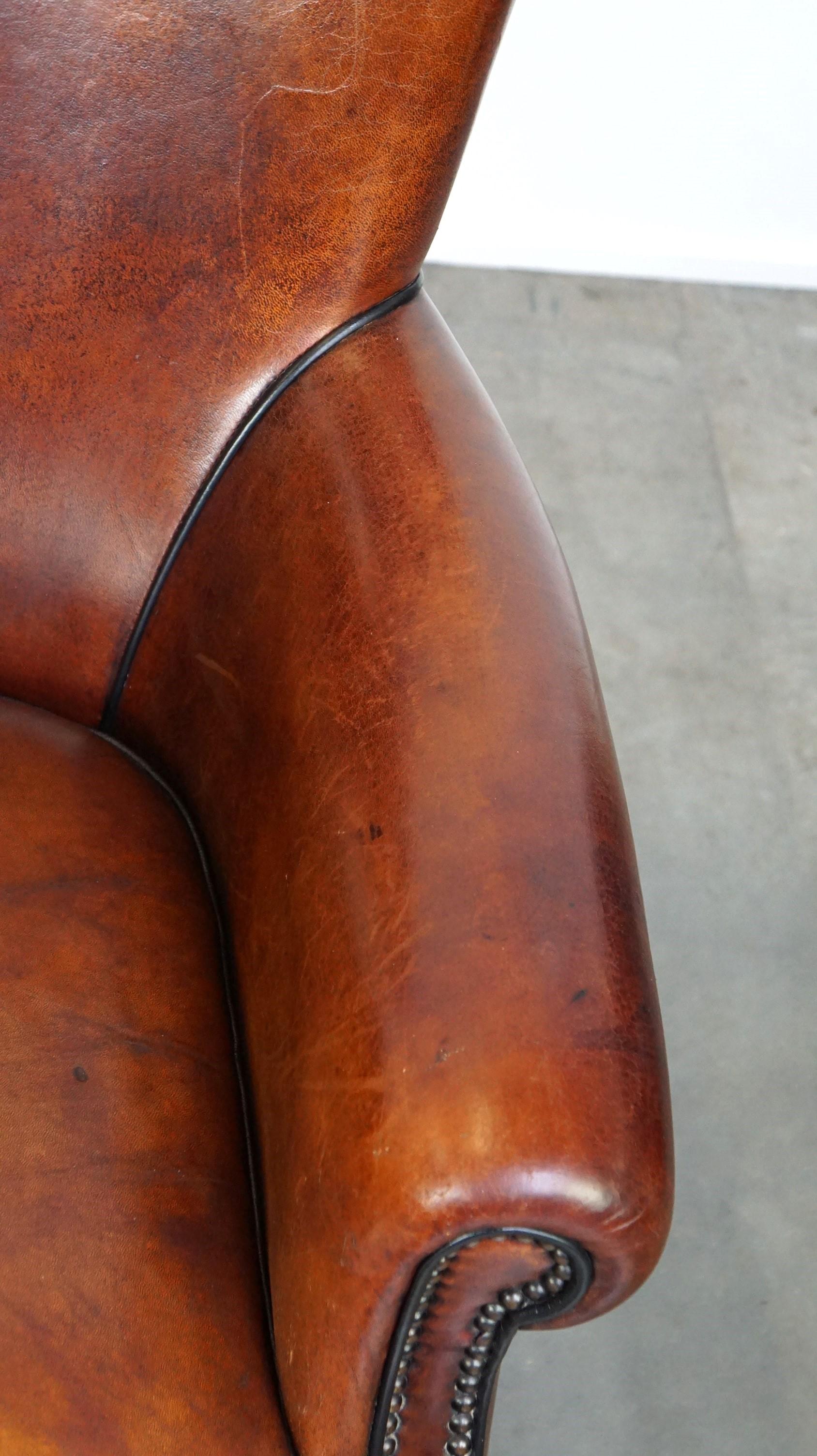 Cómodo sillón de piel de oveja con un bonito acabado y un color intenso Siglo XXI y contemporáneo en venta