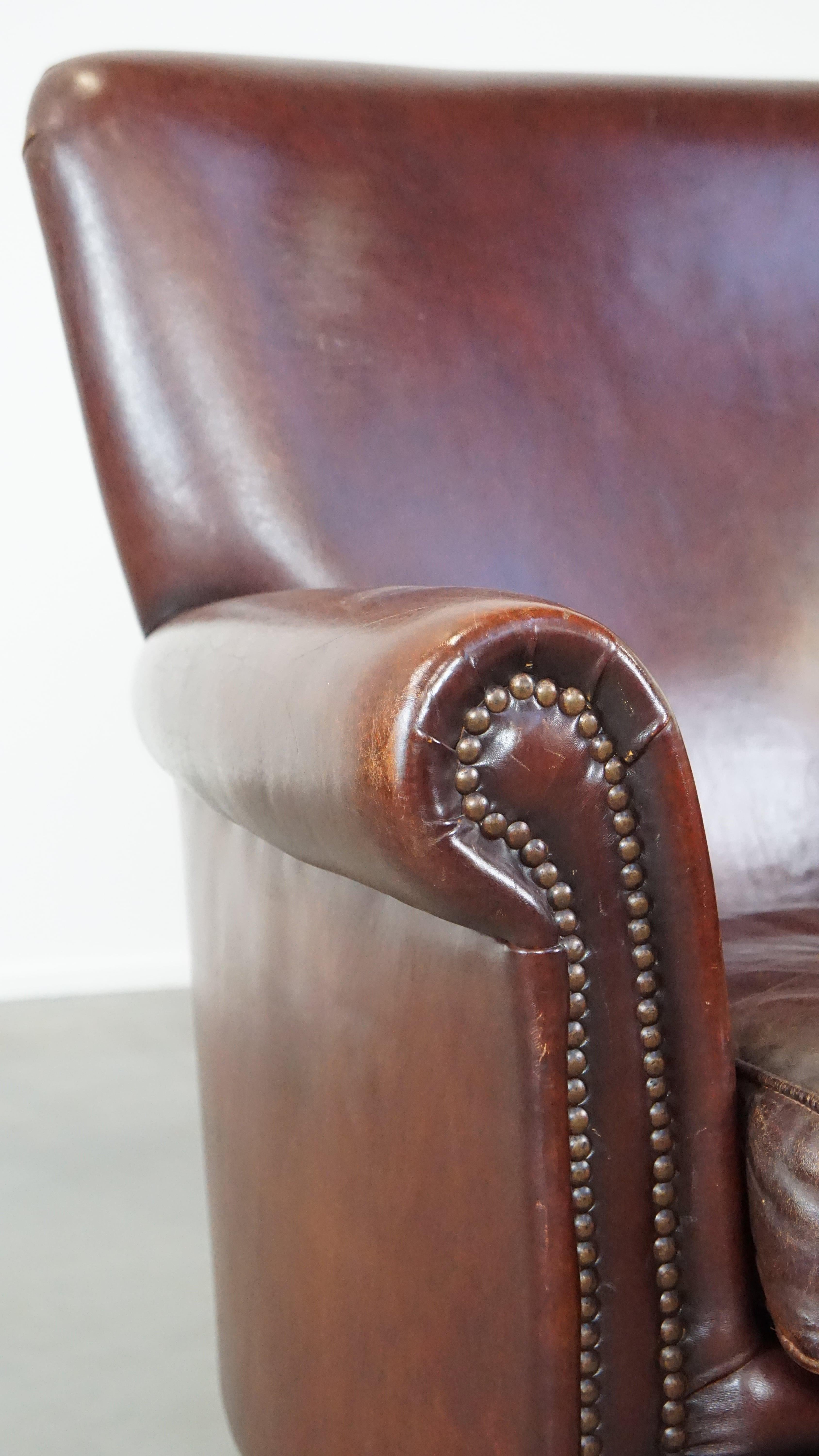 Fauteuil confortable en peau de mouton avec une finition appropriée et des clous décoratifs en vente 4