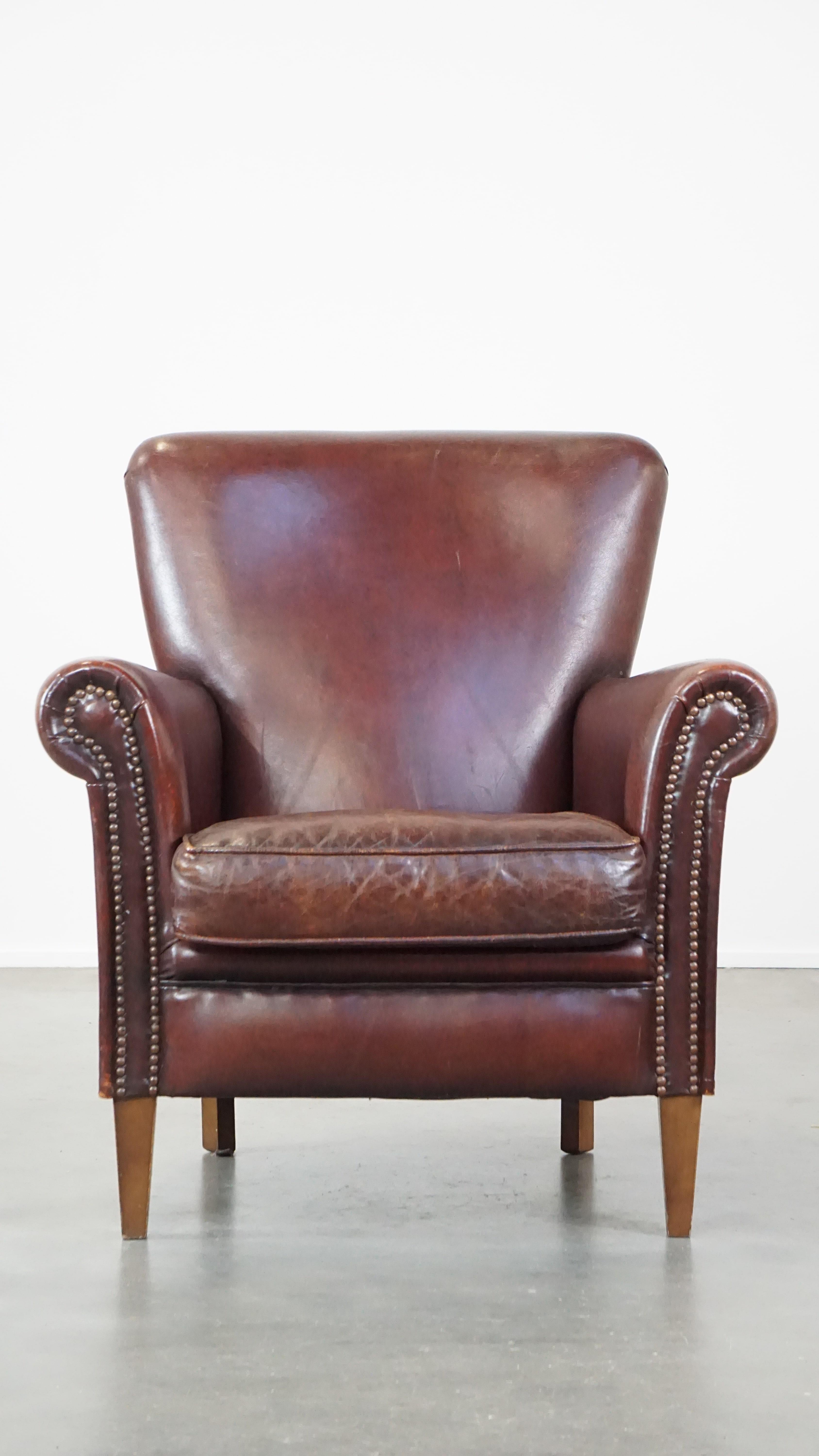 Qui n'apprécie pas un fauteuil en peau de mouton aussi fantastique ? Grâce à sa couleur profonde et à sa finition adéquate avec des clous décoratifs, il dégage une impression de majesté et de luxe. Il est équipé d'un coussin d'assise amovible et