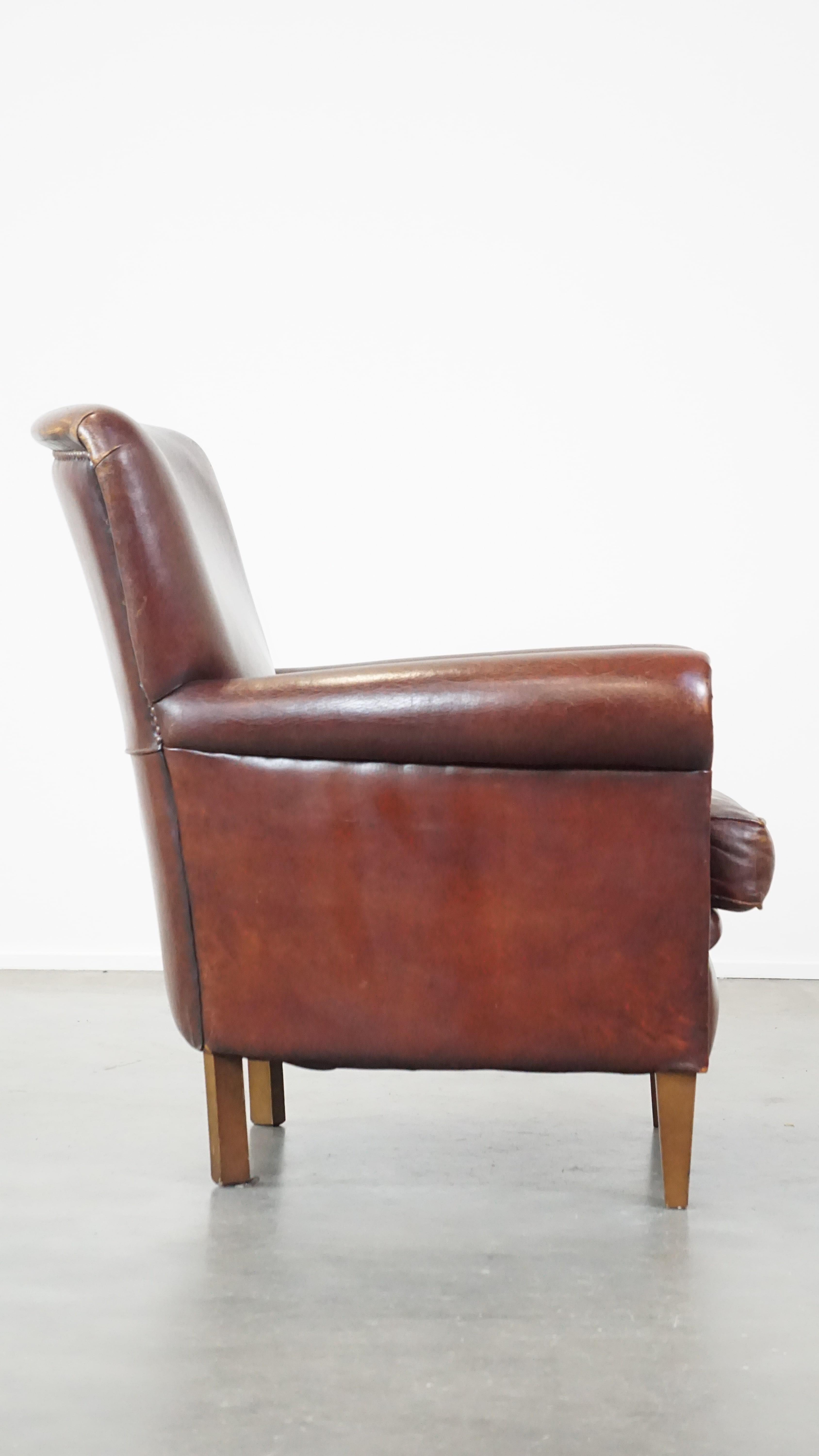 Fait main Fauteuil confortable en peau de mouton avec une finition appropriée et des clous décoratifs en vente