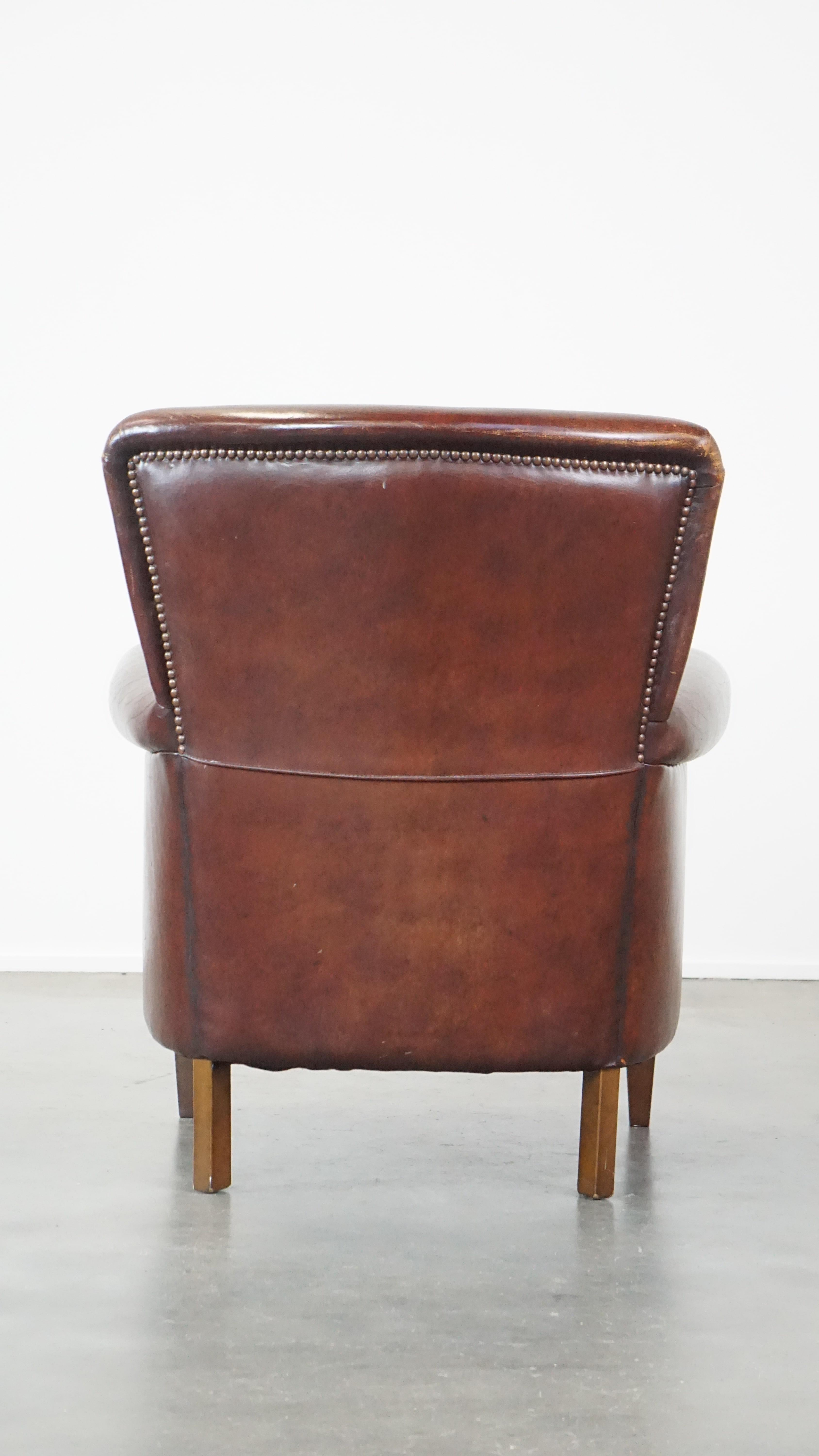 Fauteuil confortable en peau de mouton avec une finition appropriée et des clous décoratifs Bon état - En vente à Harderwijk, NL
