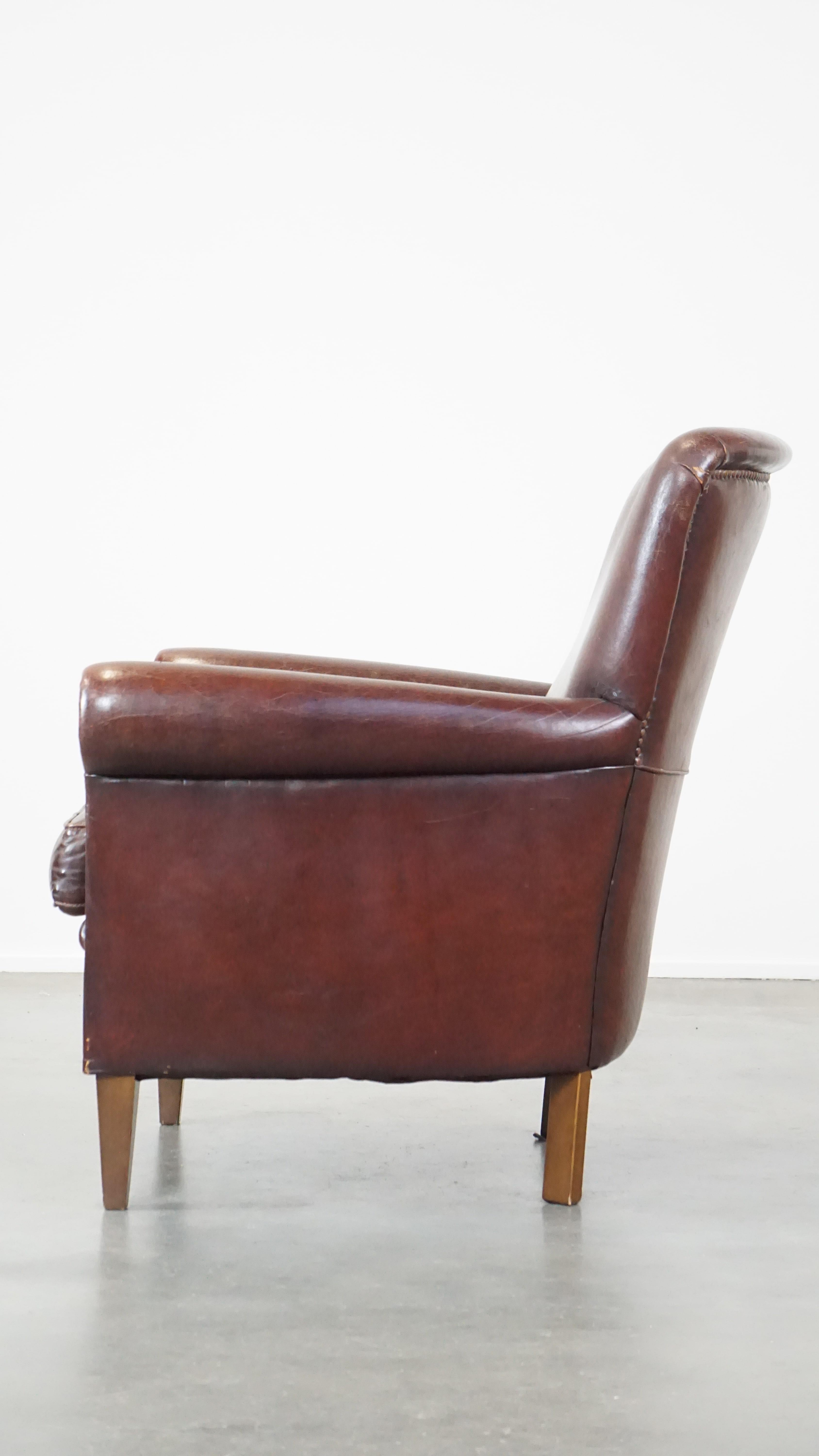 20ième siècle Fauteuil confortable en peau de mouton avec une finition appropriée et des clous décoratifs en vente