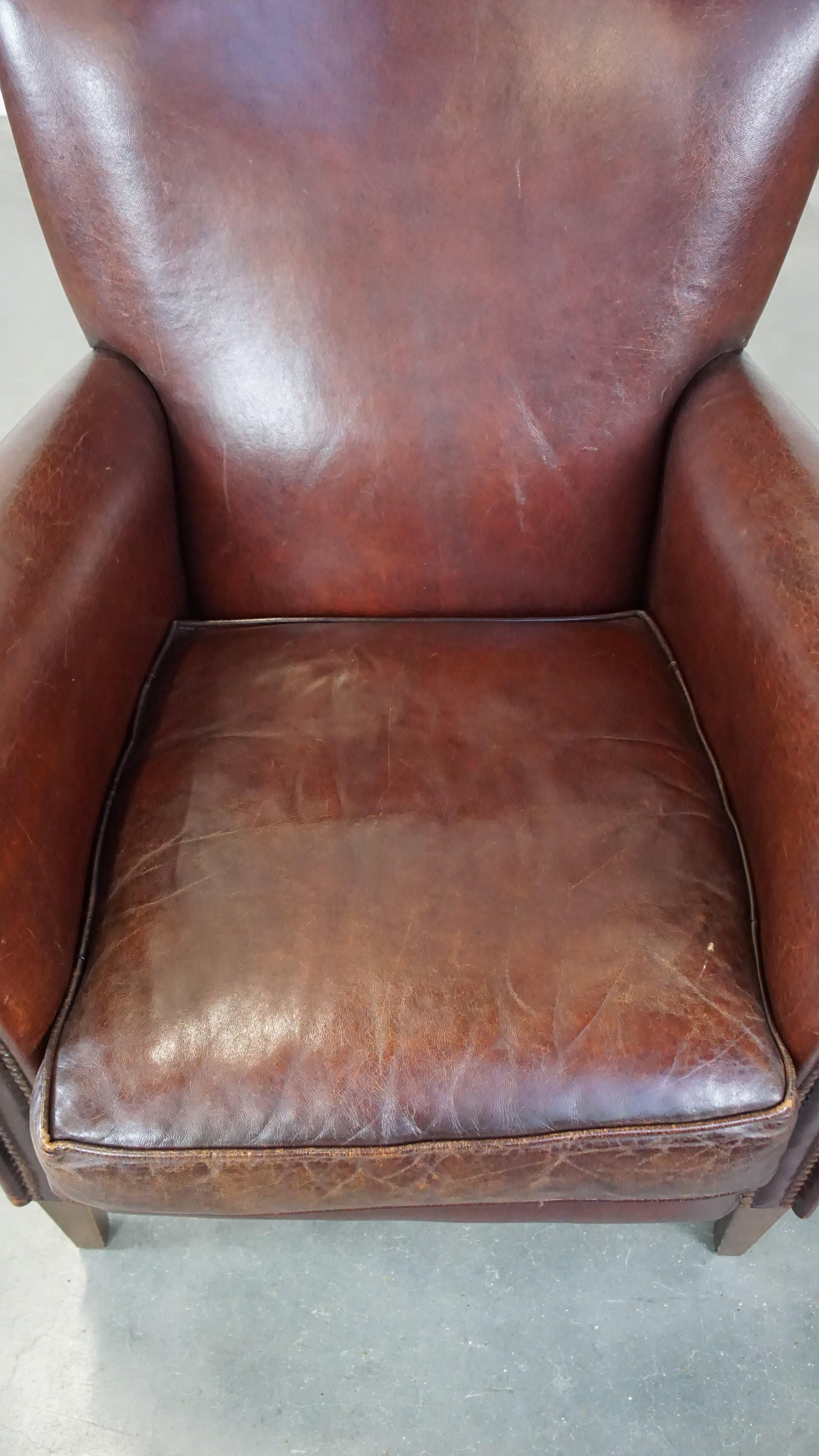 Cuir de mouton Fauteuil confortable en peau de mouton avec une finition appropriée et des clous décoratifs en vente