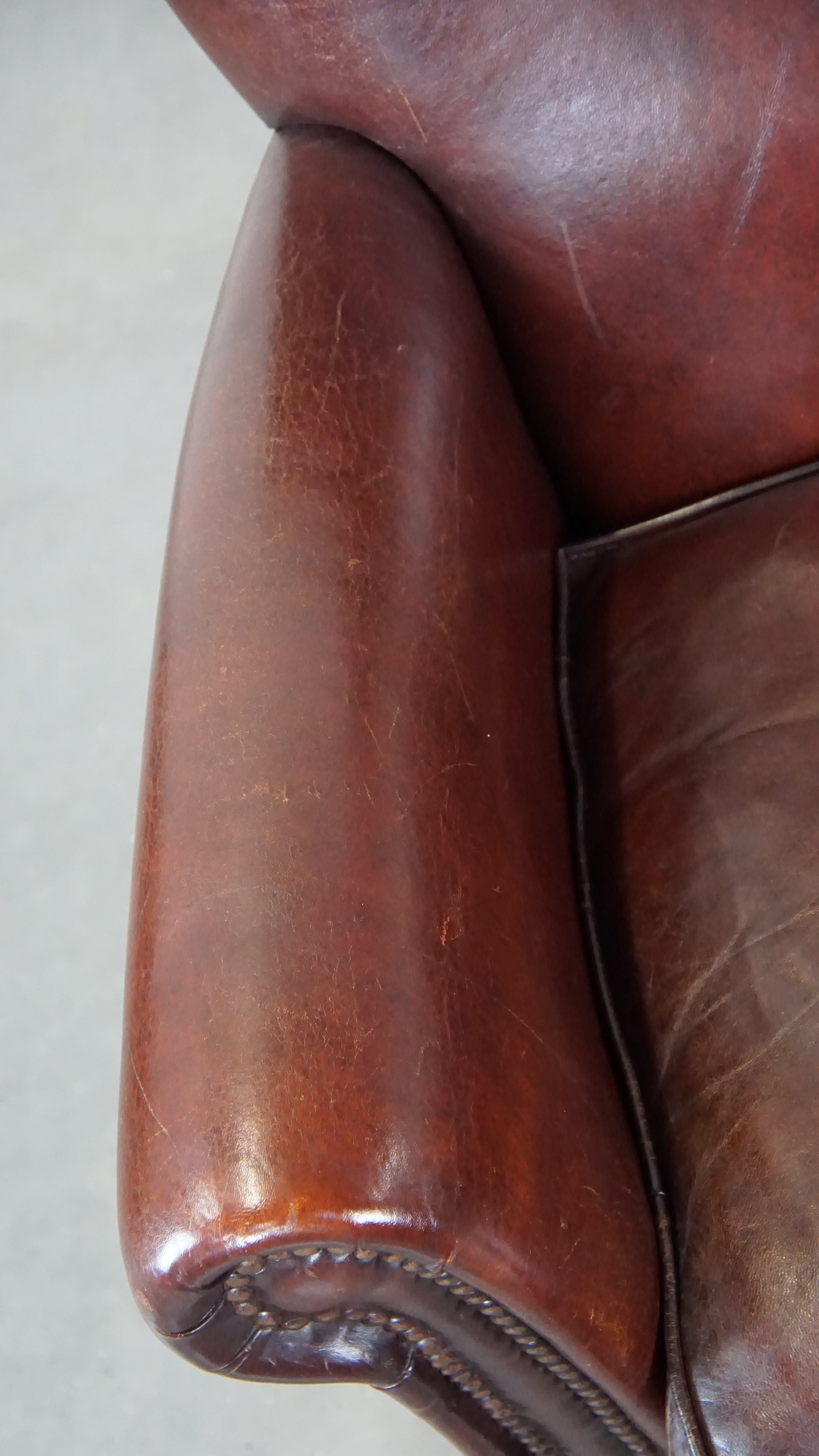 Fauteuil confortable en peau de mouton avec une finition appropriée et des clous décoratifs en vente 1