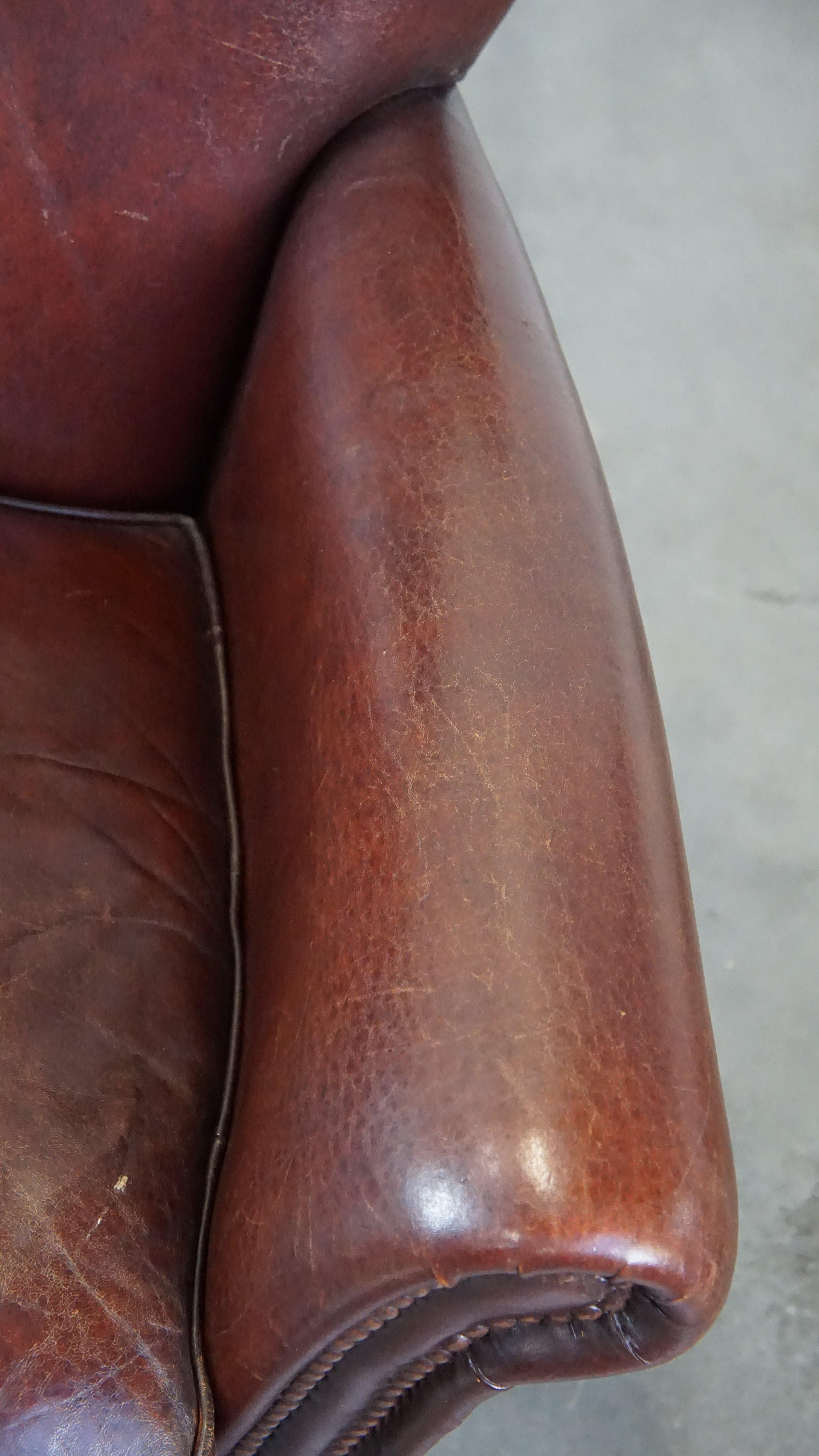 Fauteuil confortable en peau de mouton avec une finition appropriée et des clous décoratifs en vente 2