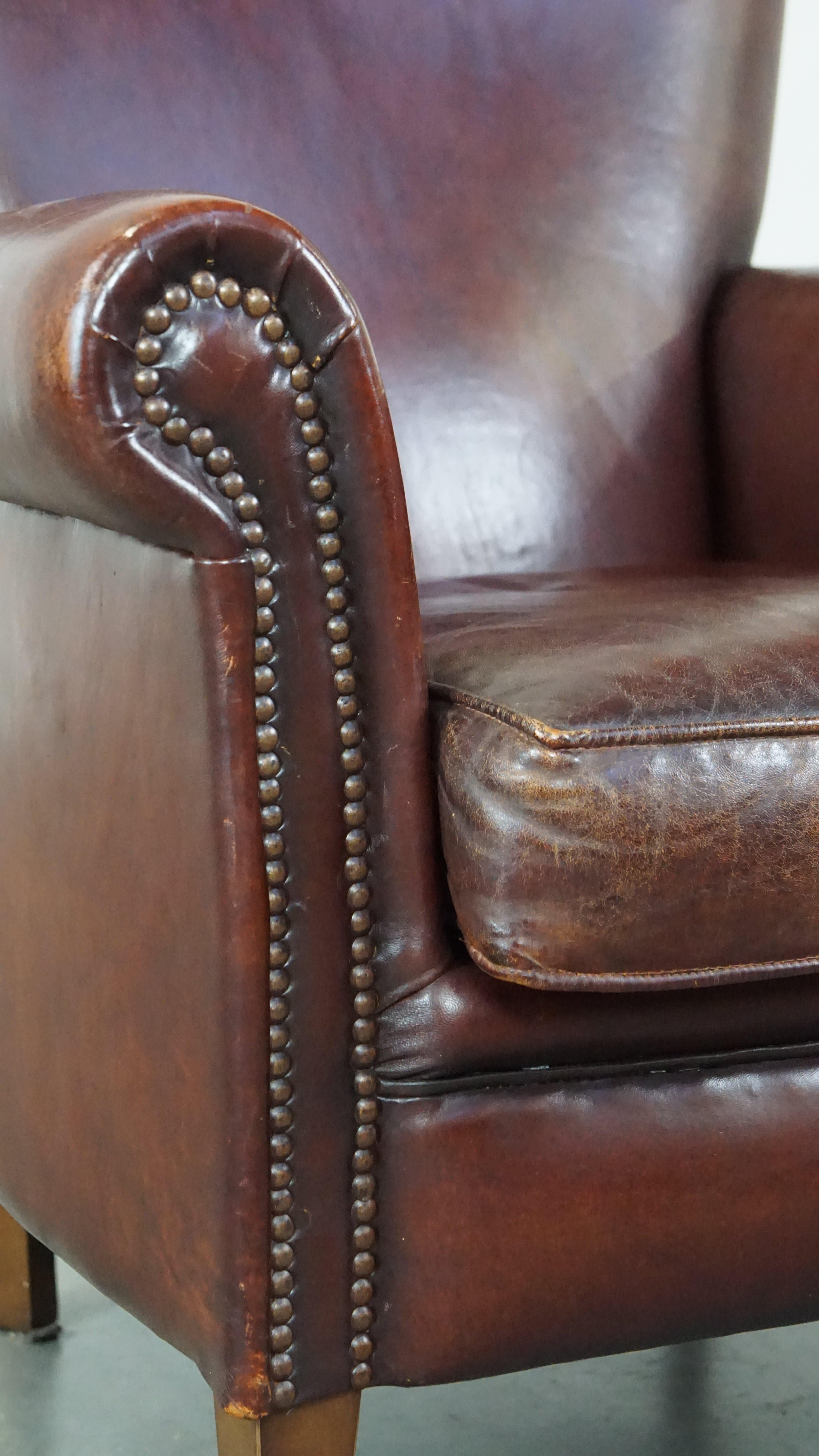 Fauteuil confortable en peau de mouton avec une finition appropriée et des clous décoratifs en vente 3