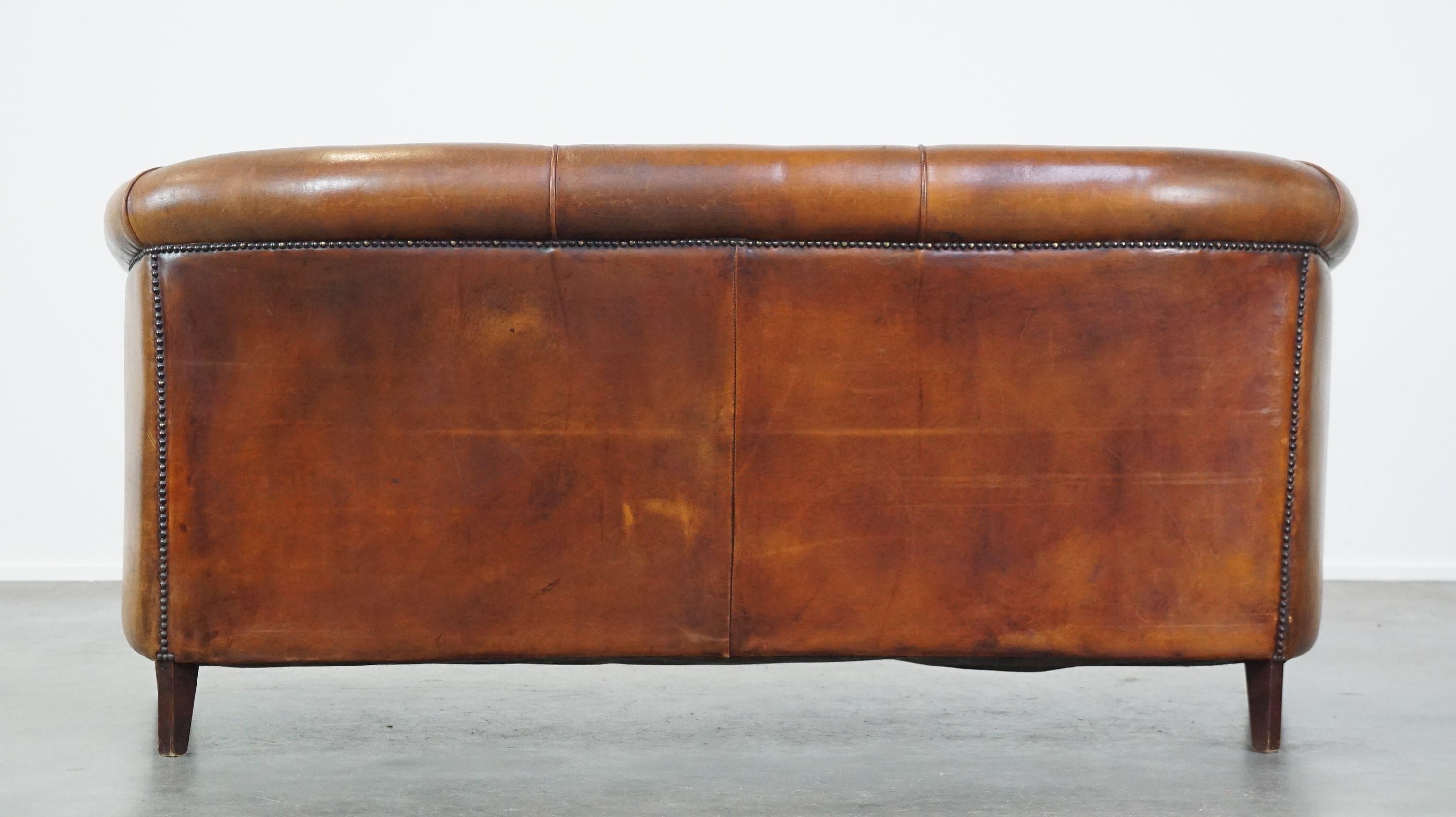 Comfortable sheepskin leather 2.5 seater club sofa In Fair Condition In Harderwijk, NL