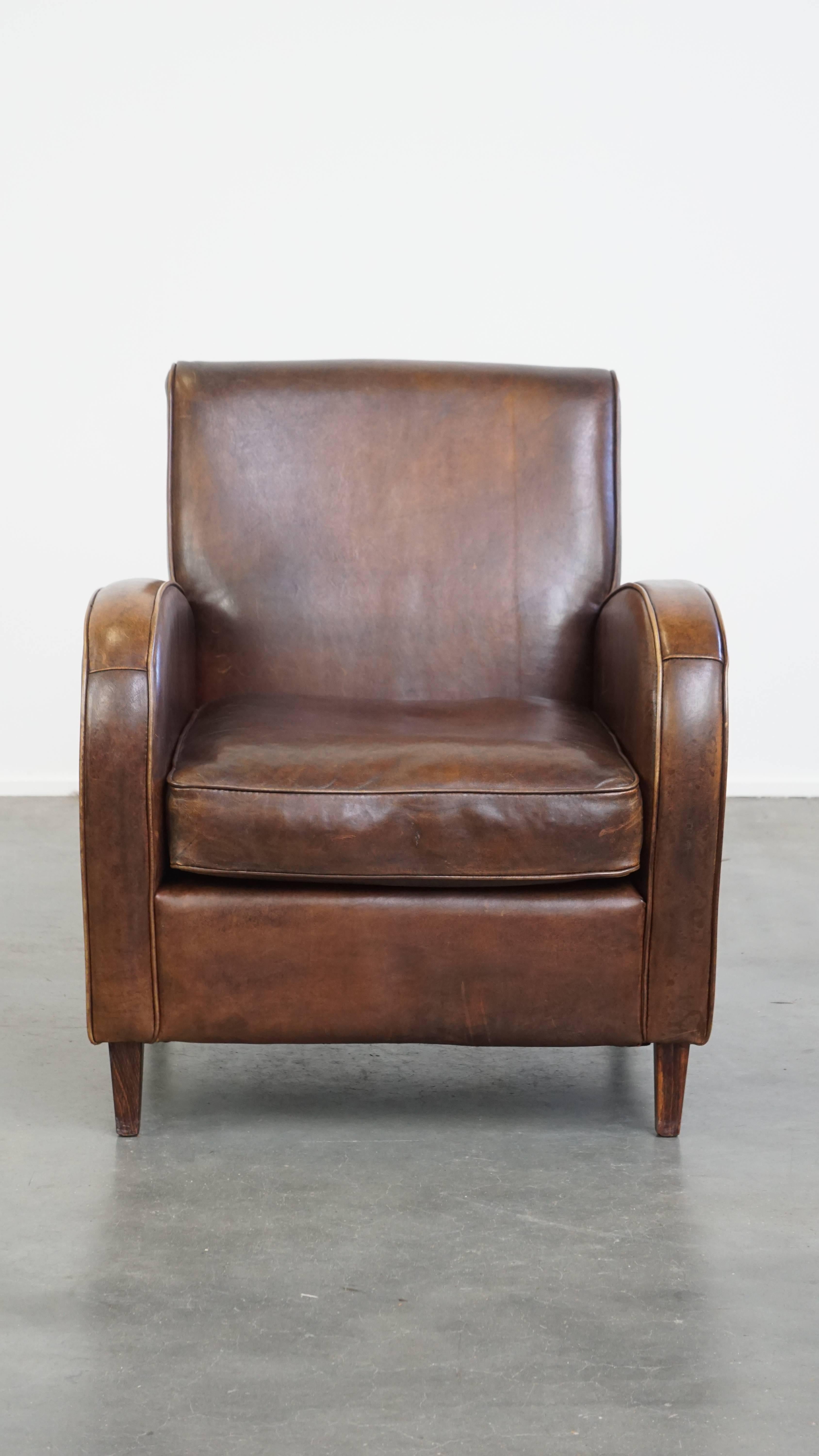 This fantastic sheepskin leather armchair fits effortlessly into almost any interior. Its rich, deep warm tones and sleek finish give this armchair a stately and characterful appearance. Sheepskin leather is known for developing a stunning patina