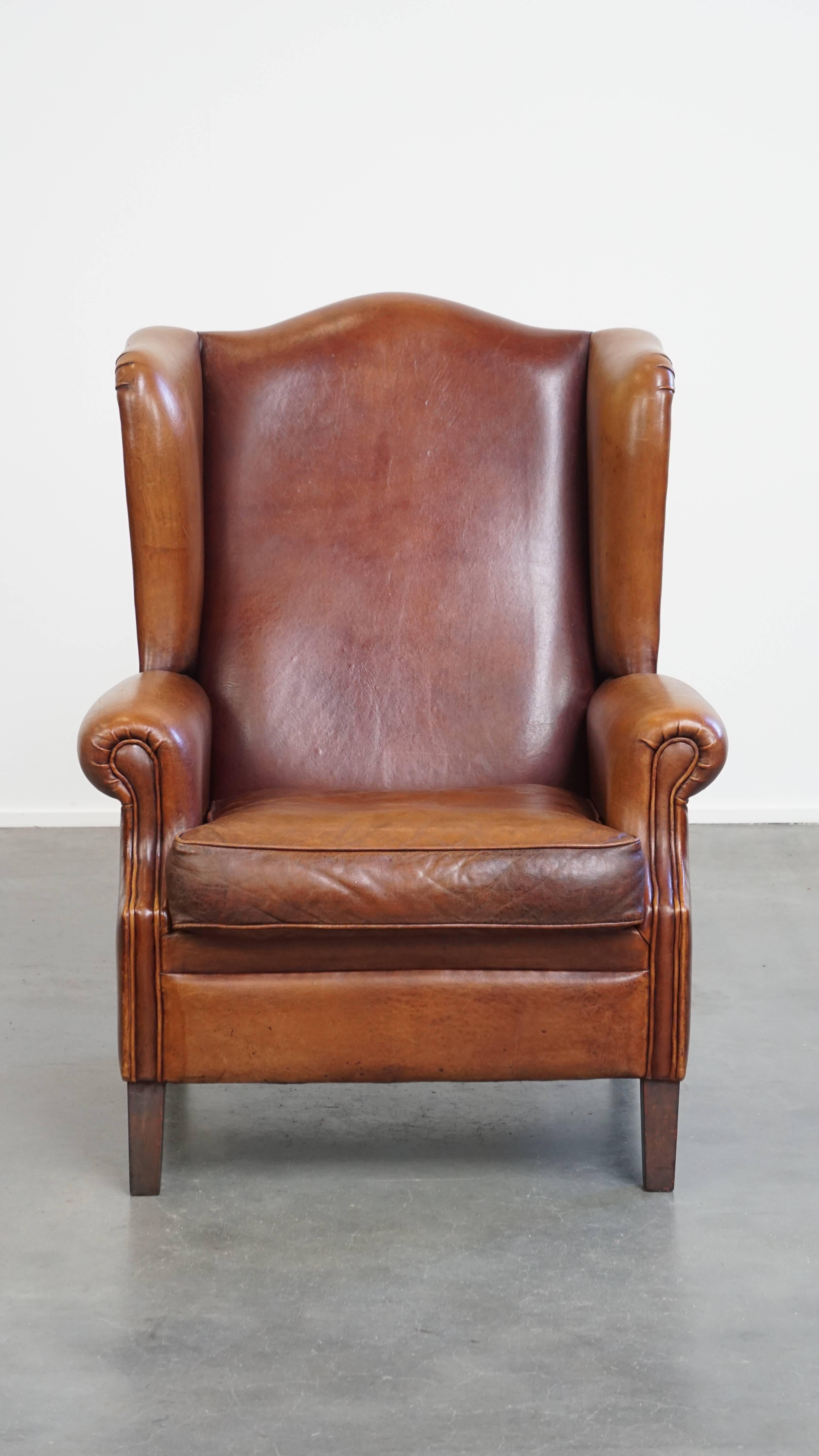 In offerta c'è questa comoda poltrona wingback in pelle di pecora in buone condizioni con un design senza tempo. 

Questa poltrona è caratterizzata da bellissime tonalità calde che aggiungono un tocco di intimità alla stanza di tua scelta. Grazie al