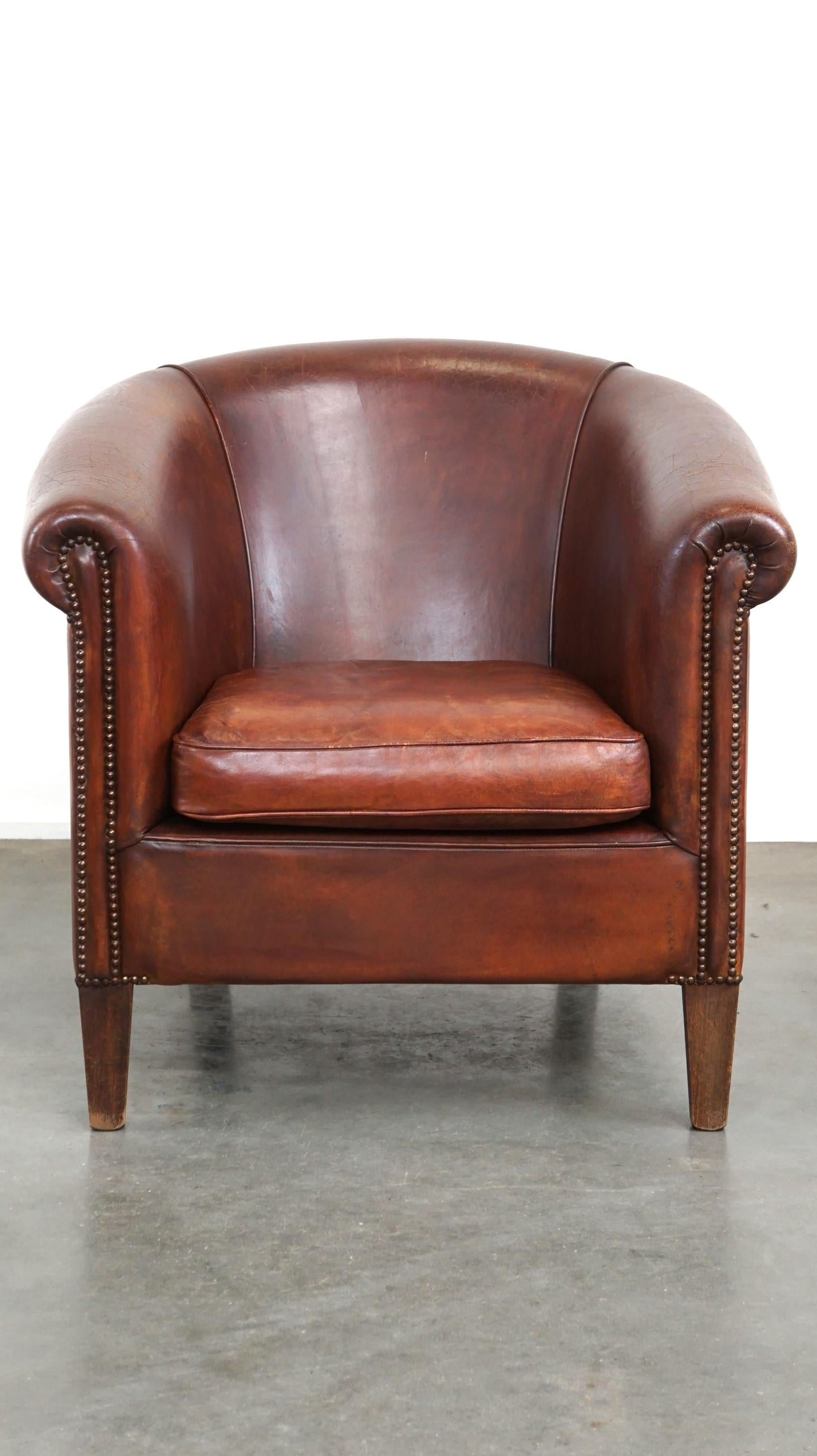 This lovely sheepskin leather club chair can be easily placed in both modern and classic interiors. Due to responsible use, it has developed a beautiful patina that only enhances its beauty and authenticity. In terms of comfort, it has lost nothing